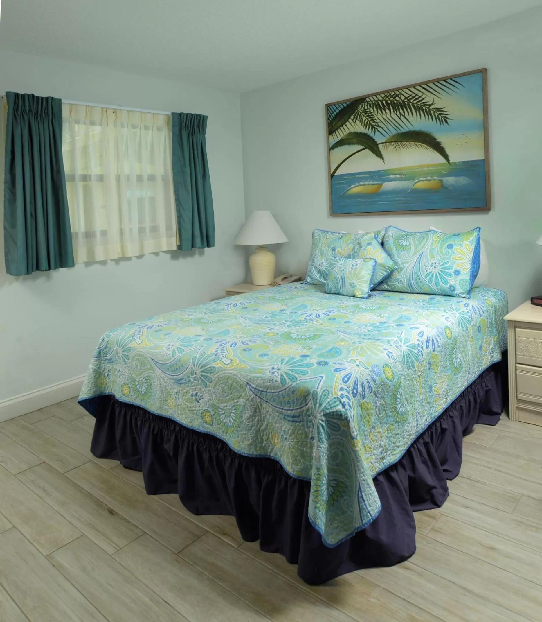 1 Queen Bed 2nd Floor Ocean Front with Balcony in Tuckaway Shores Resort