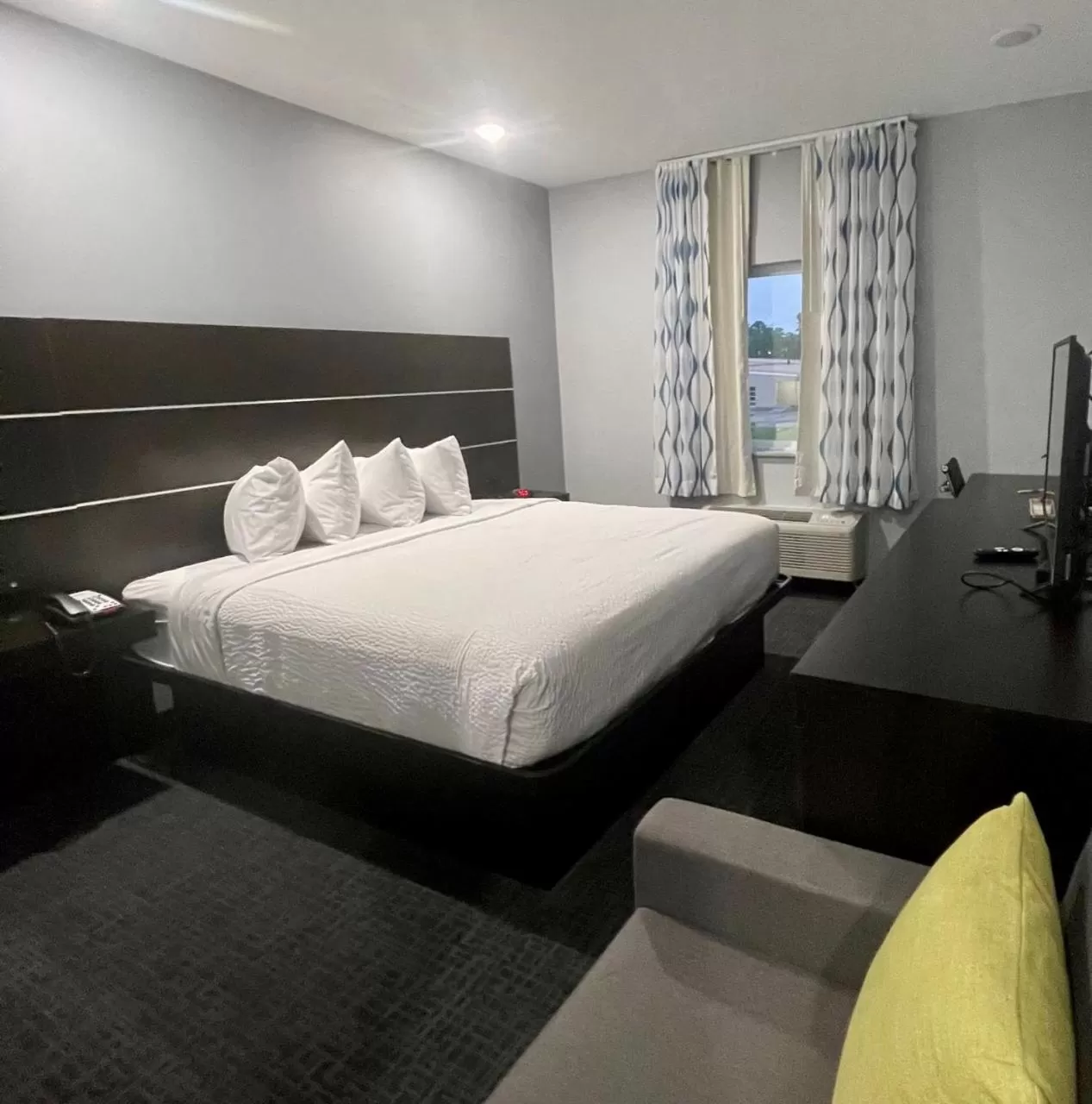 1 King Bed, Mobility/Hearing Impaired Accessible Efficiency Room, Non-Smoking in Days Inn by Wyndham Zachary LA