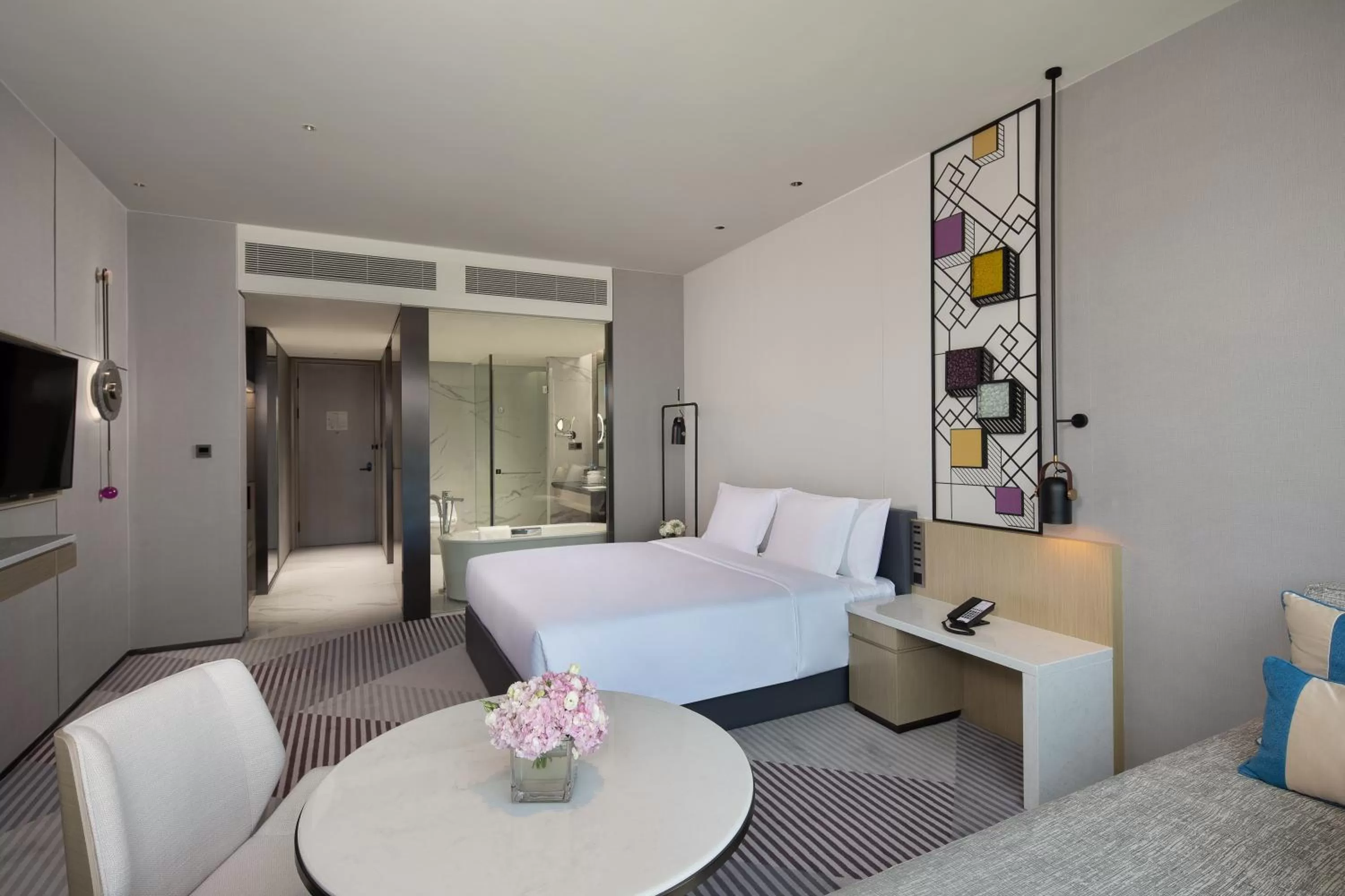 Standard King Room with Lake View in Crowne Plaza Foshan Nanhai-an IHG Hotel