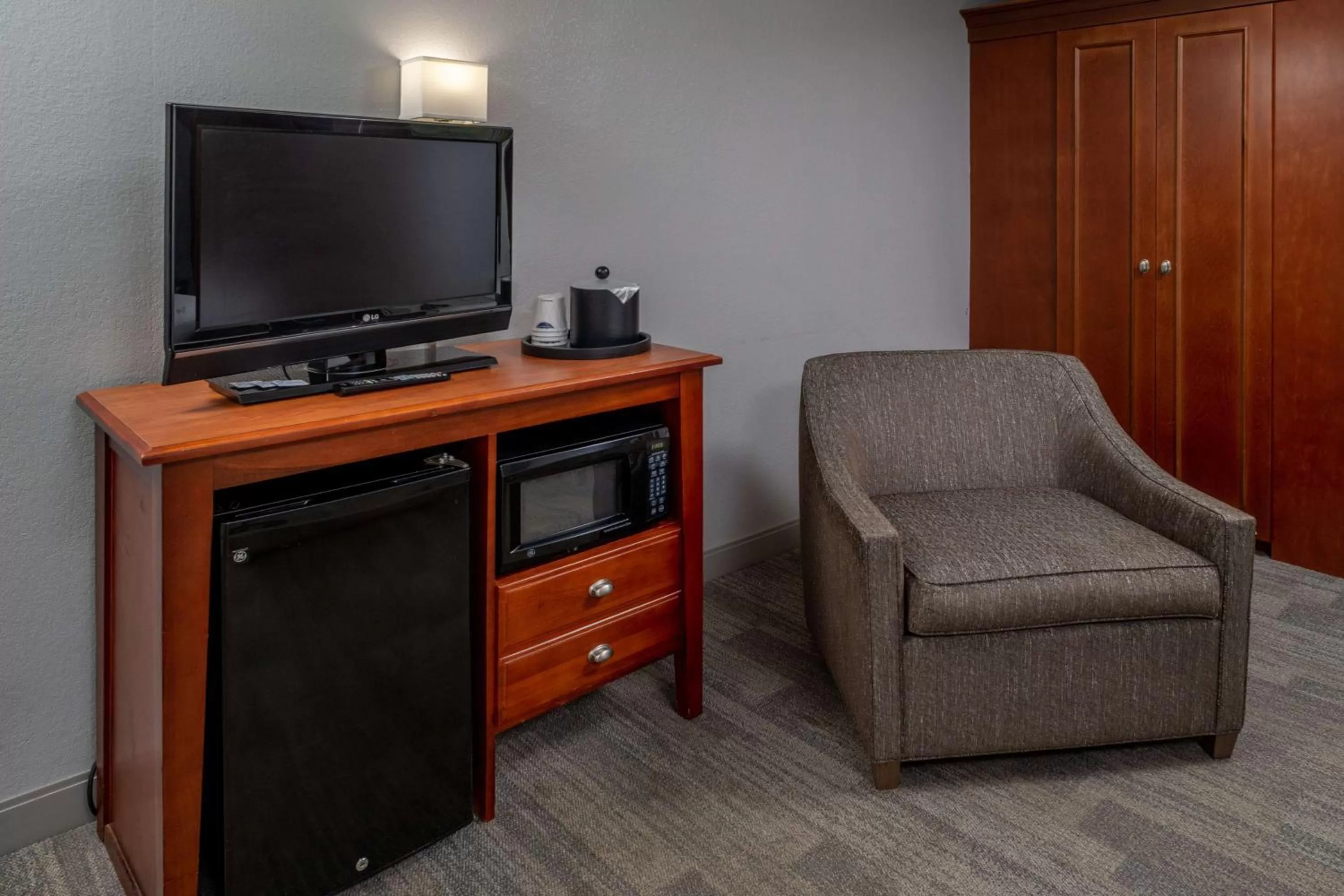 King Room with Sofa Bed and Study - Non-Smoking in Hampton Inn Charleston Downtown