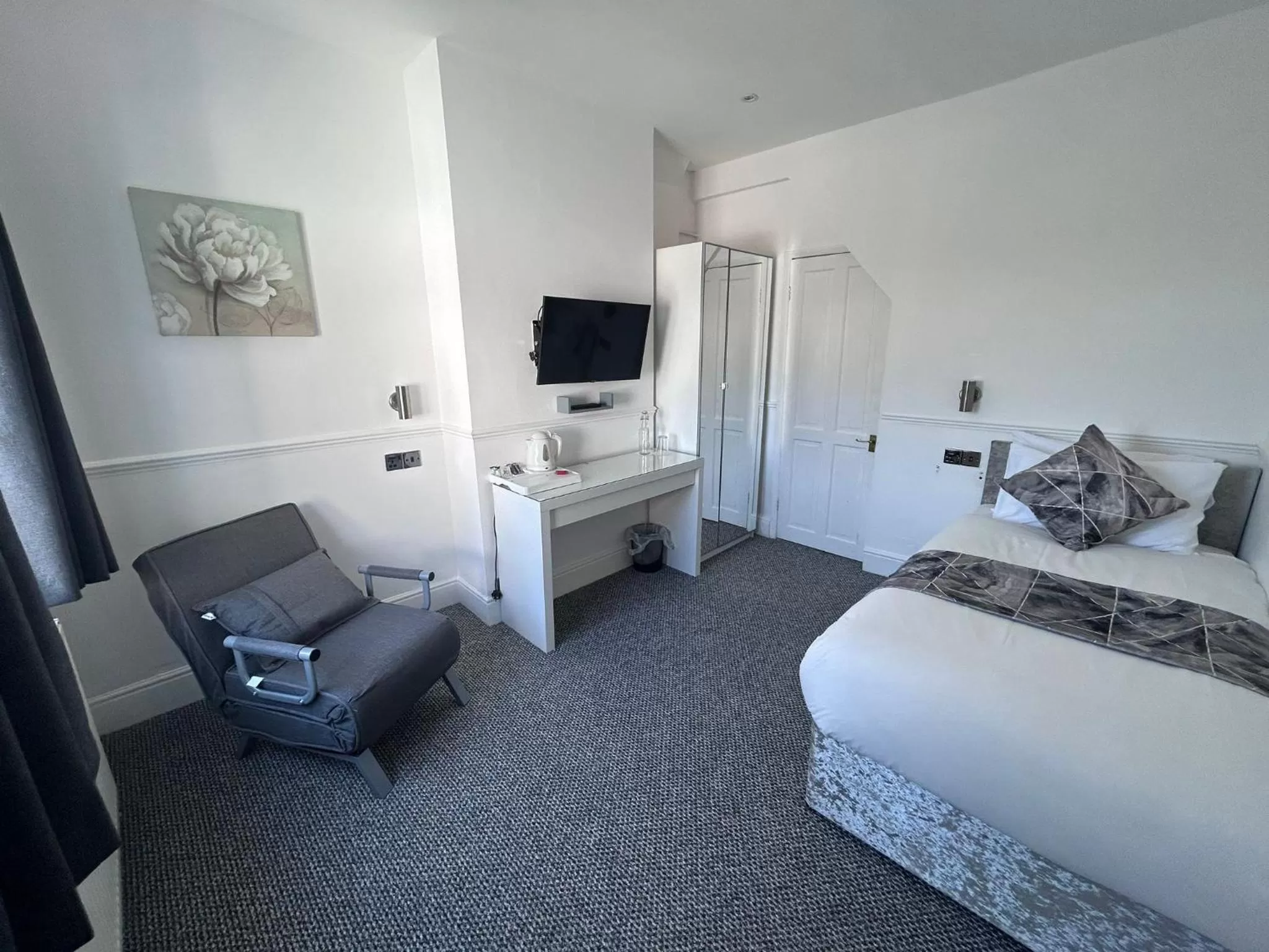 Twin Room with Private External Bathroom - single occupancy in Charnwood Regency Guest House