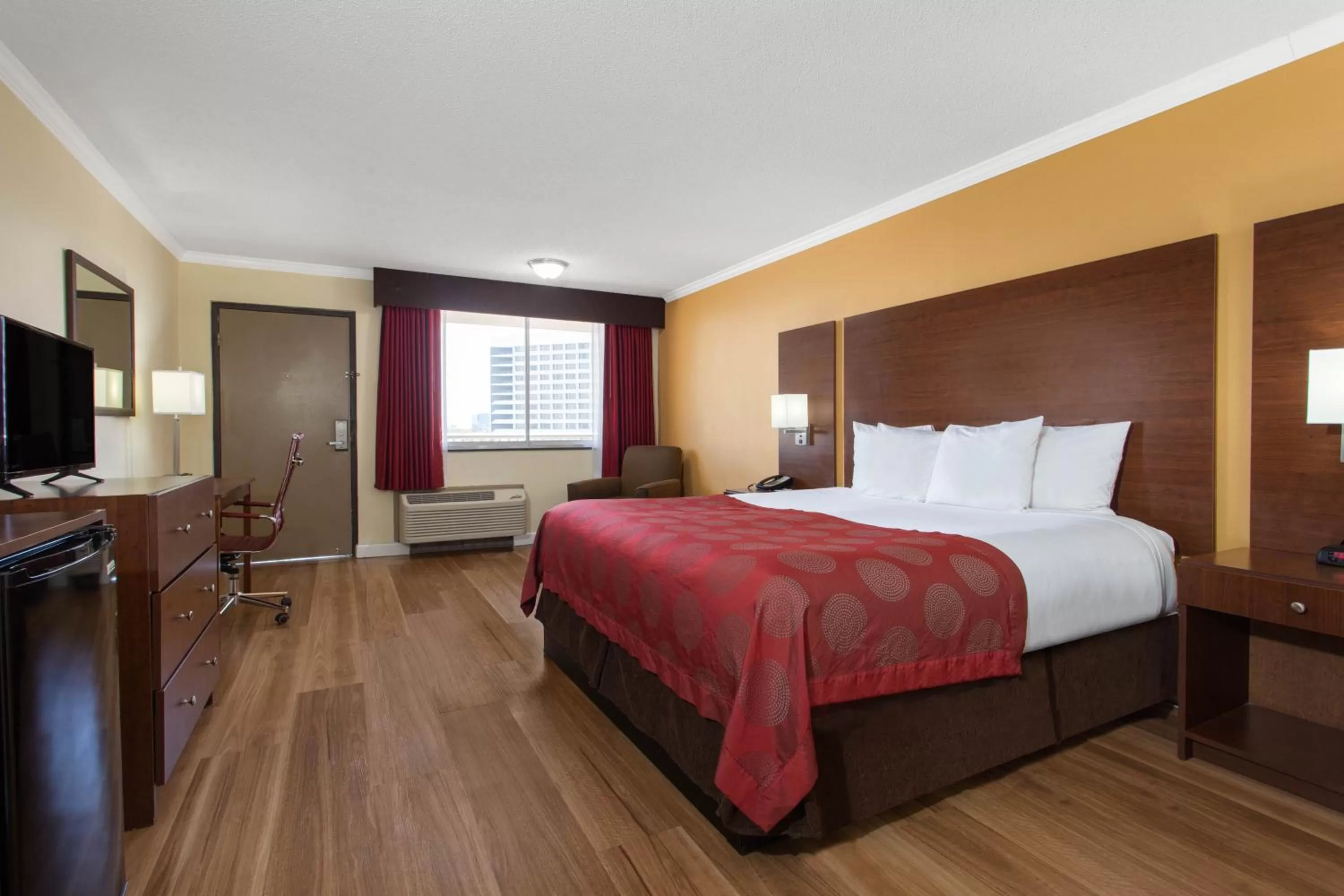 King Room with City View - Non-Smoking in Ramada by Wyndham Tampa Westshore Airport South