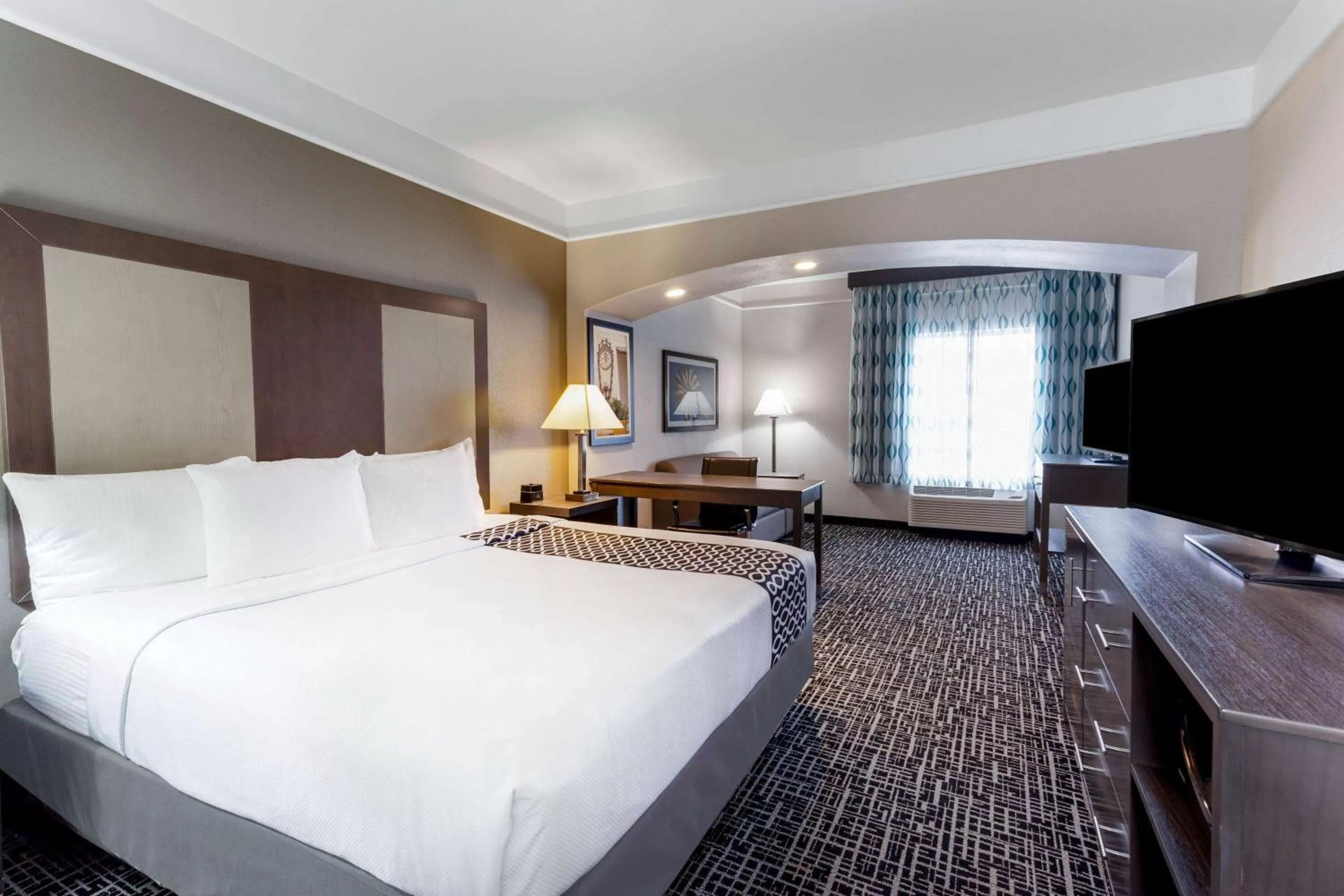 King Room with Roll-In Shower - Mobility/Hearing Accessible - Non-Smoking in La Quinta by Wyndham Seguin