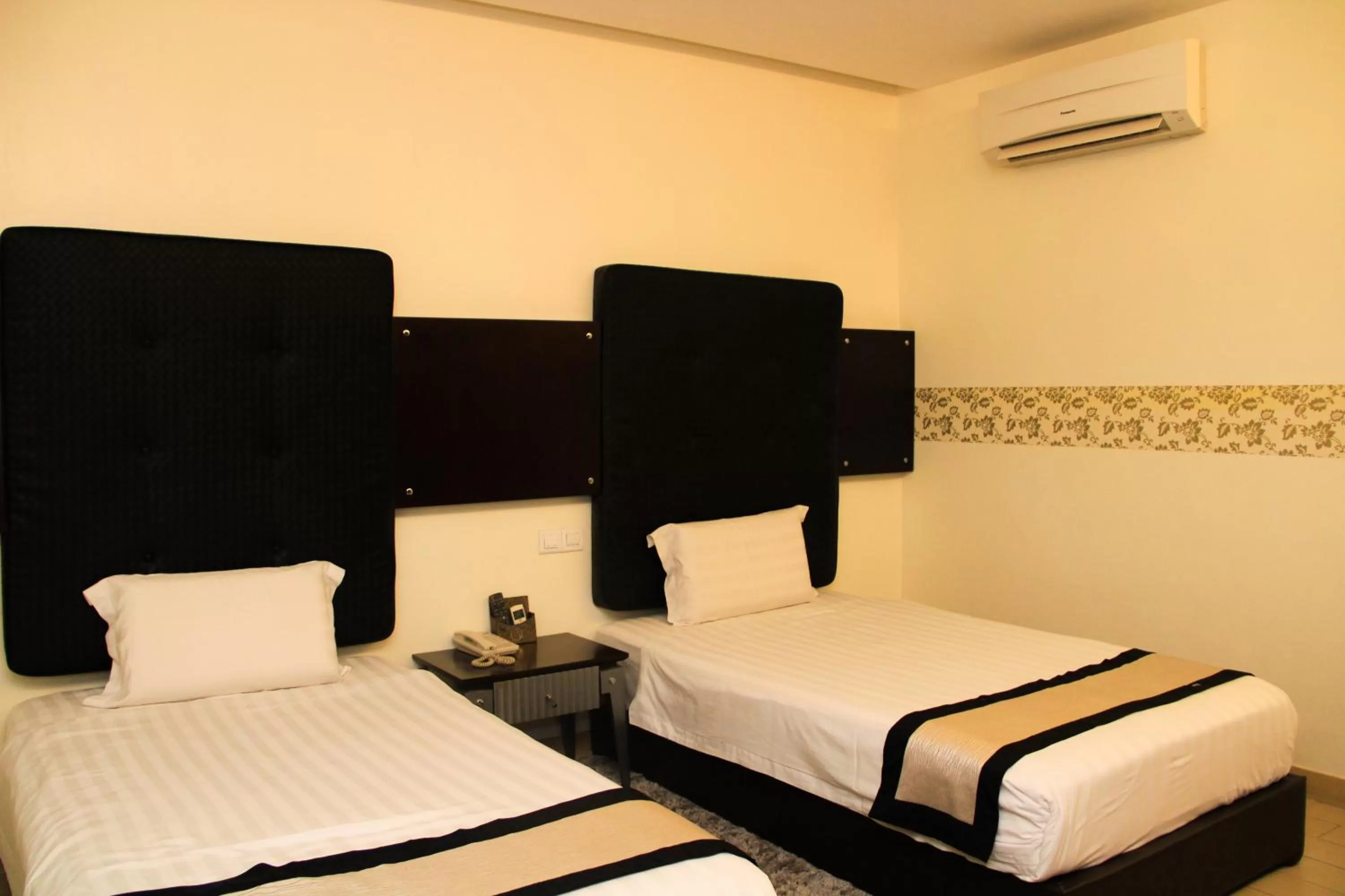 Superior Twin Room ( No Window ) in Shervinton Executive Boutique Hotel