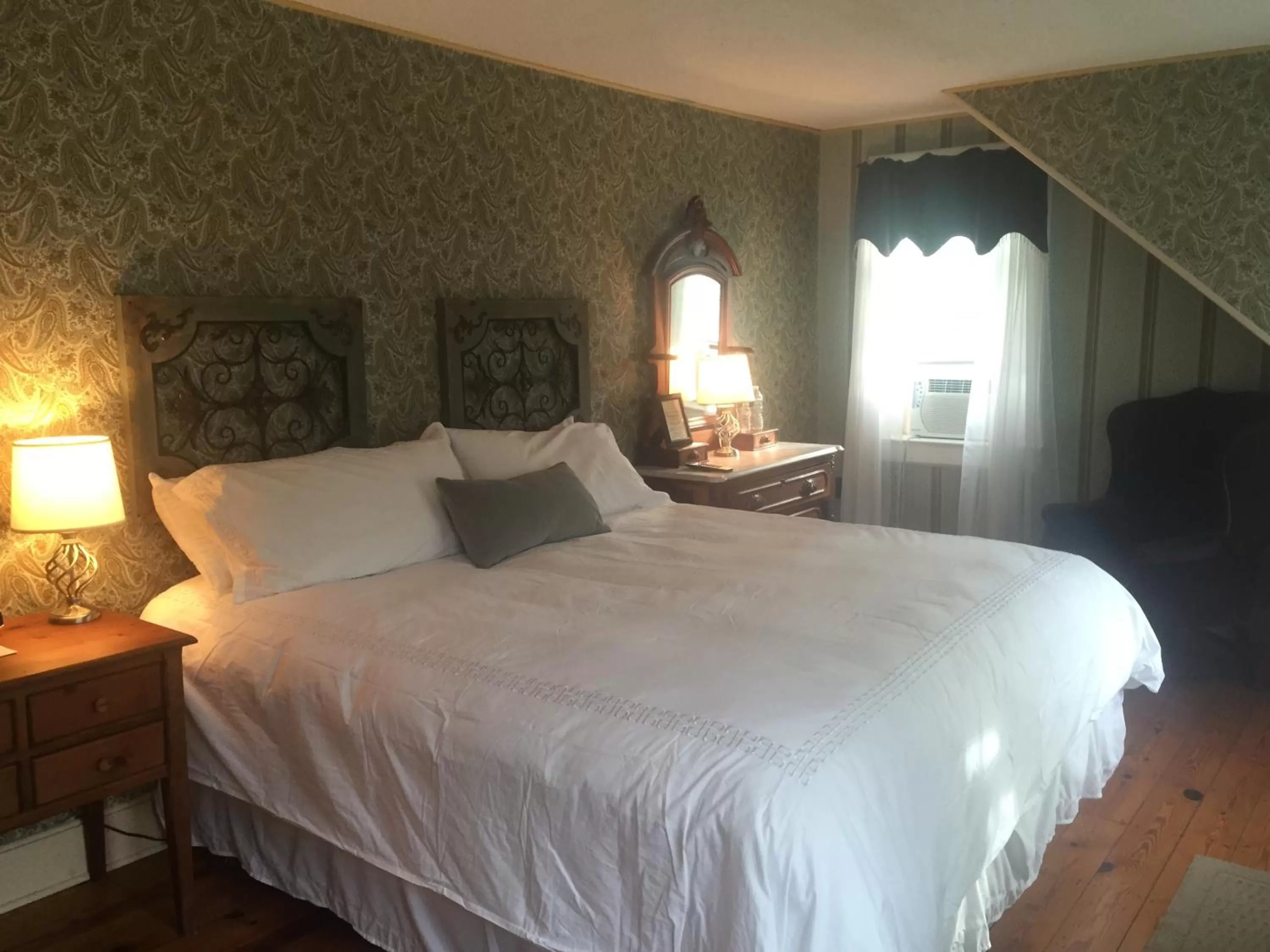 Standard King Room in The Frogtown Inn