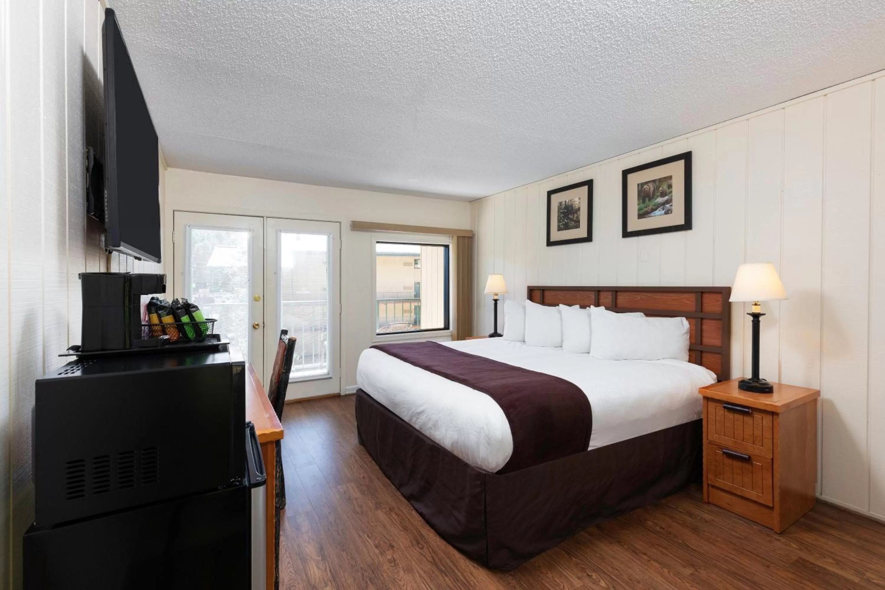 Signature King Guestroom in River Terrace Resort & Convention Center