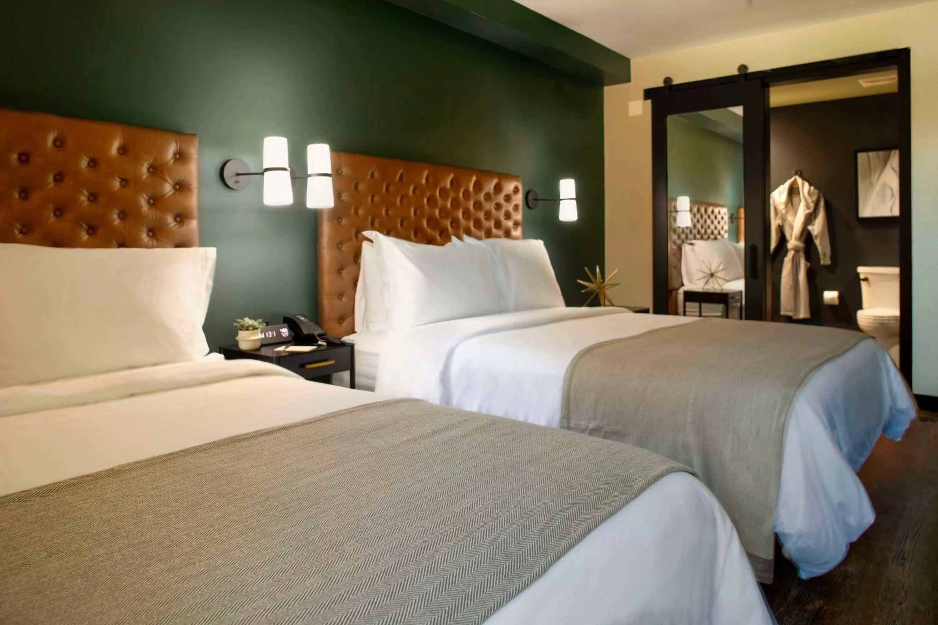 Queen Room with City View and Tub - Mobility/Hearing Access in The Lloyd Stamford, Tapestry Collection by Hilton