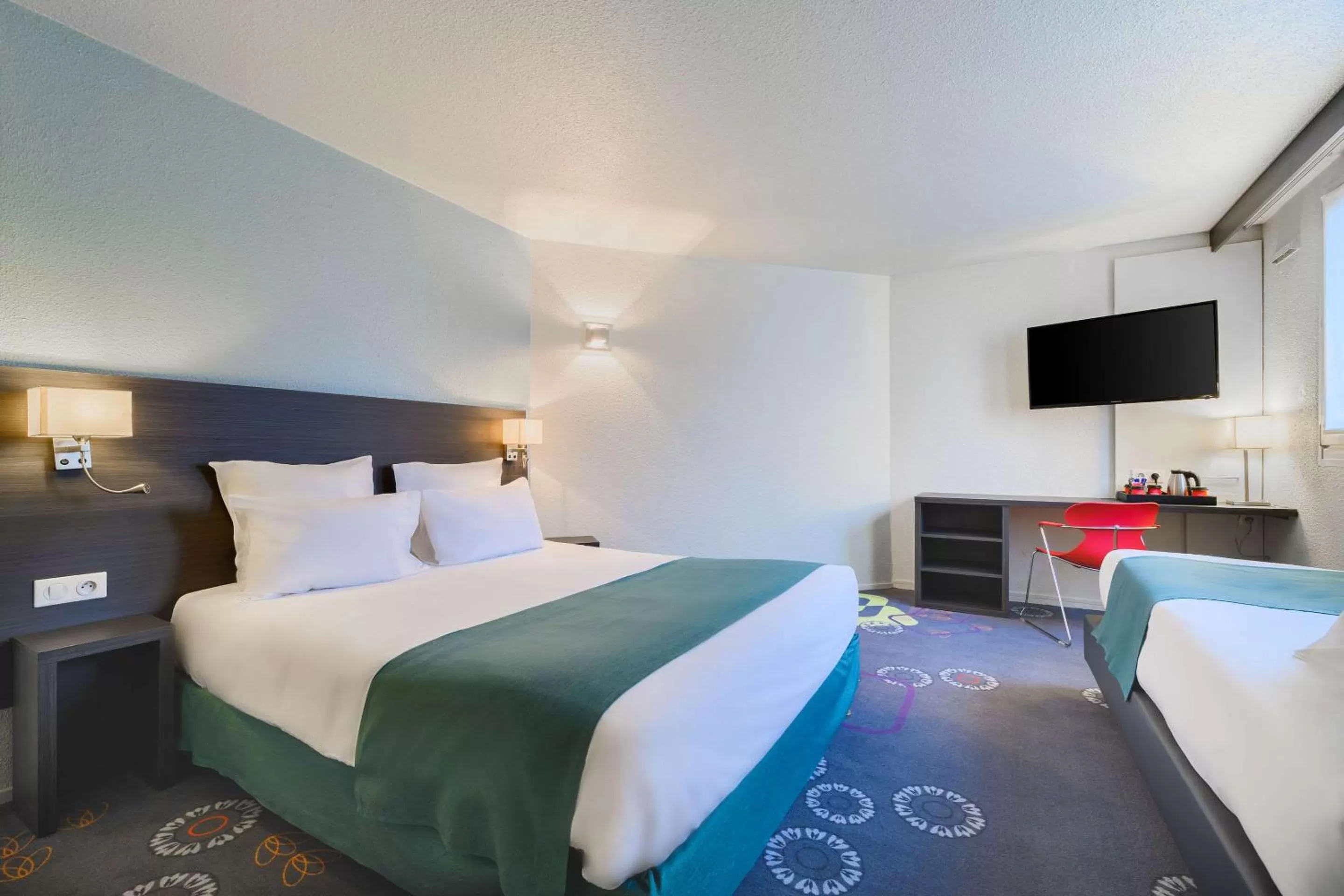 1 Double Bed, 3 Single Beds in Kyriad Lille Gare - Grand Palais