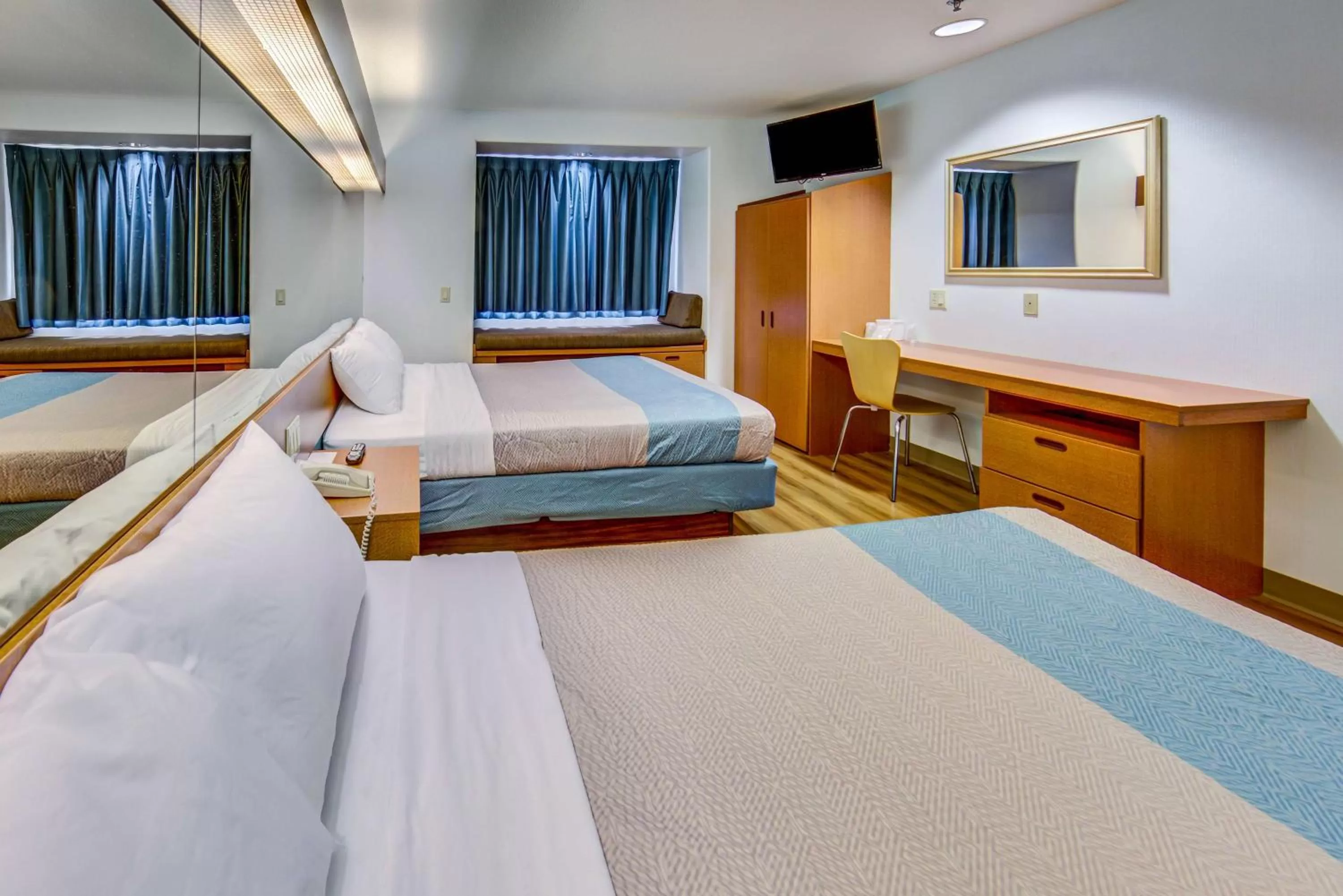 Queen Room with Two Queen Beds - Disability Access - Roll In Shower in Motel 6-Sutherlin, OR