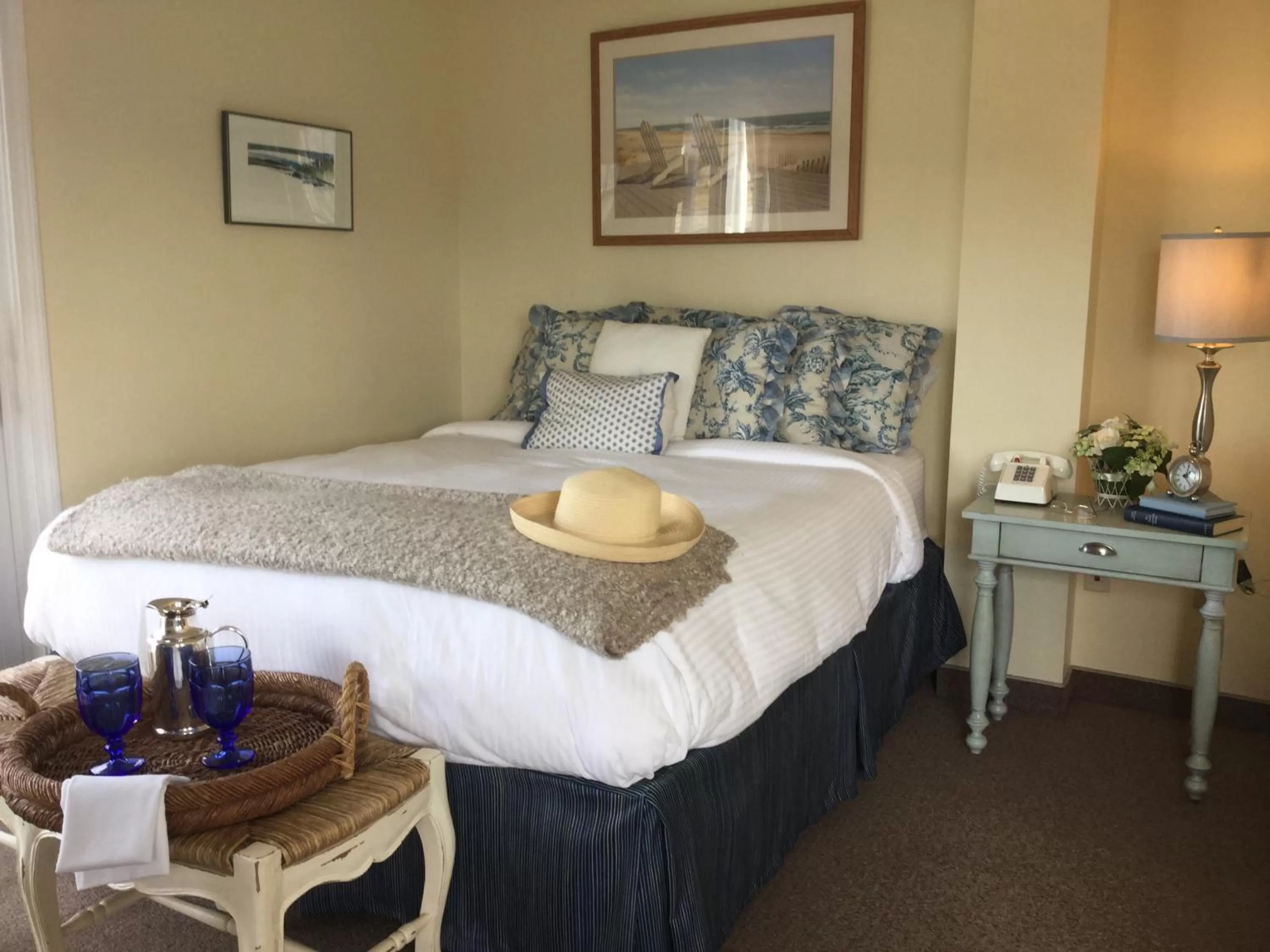 Queen Room in The Beach Rose Inn