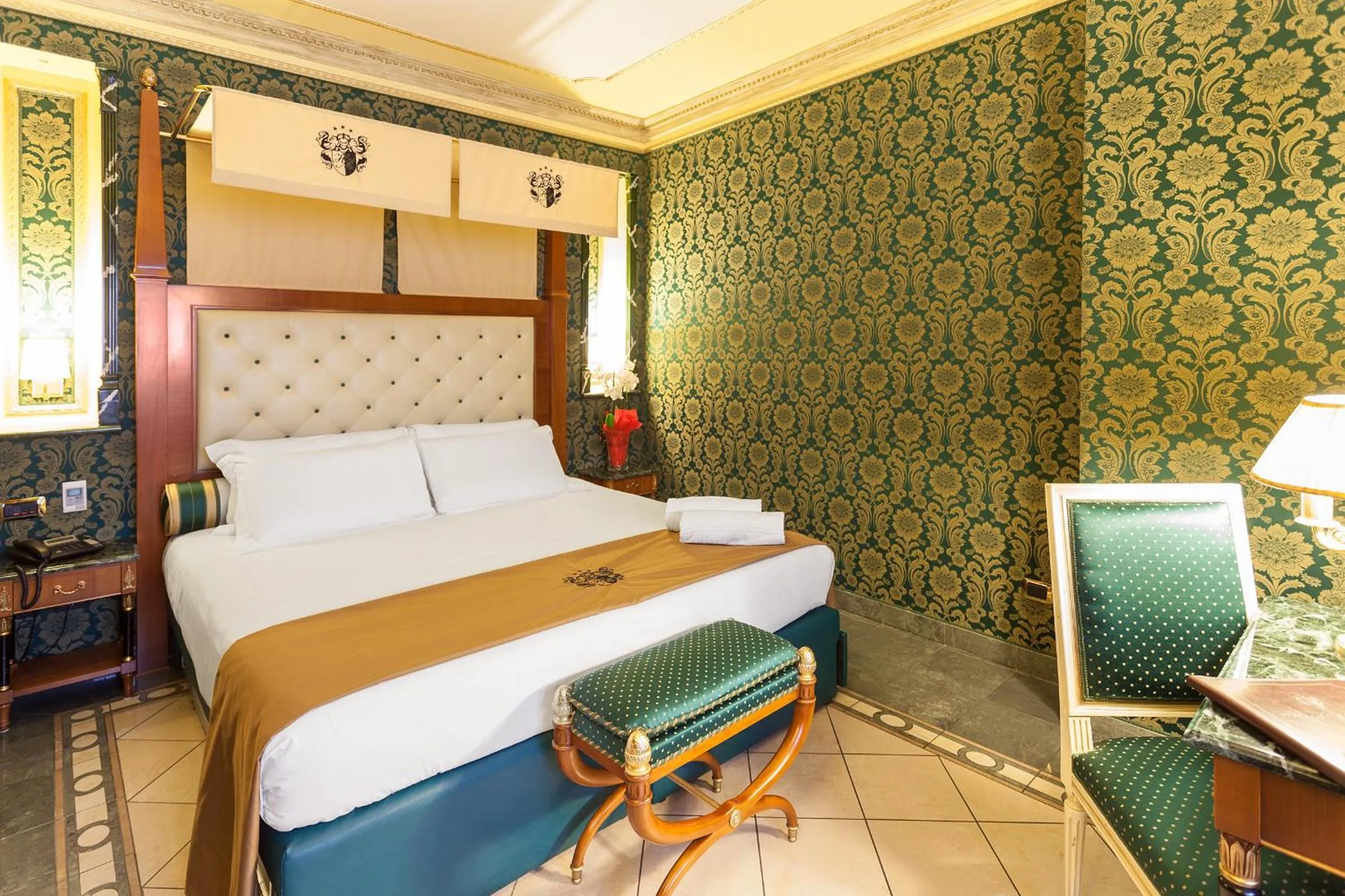 Luxury Quadruple Room in Hotel Manfredi Suite In Rome