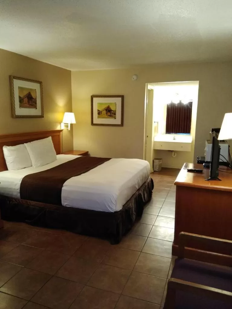 King Room - Non-Smoking in Knights Inn San Antonio near Frost Bank Center