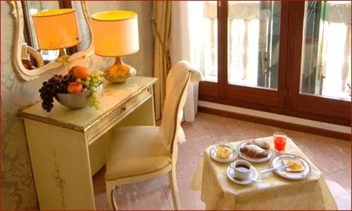 Double Room with Canal View in Hotel Canal & Walter