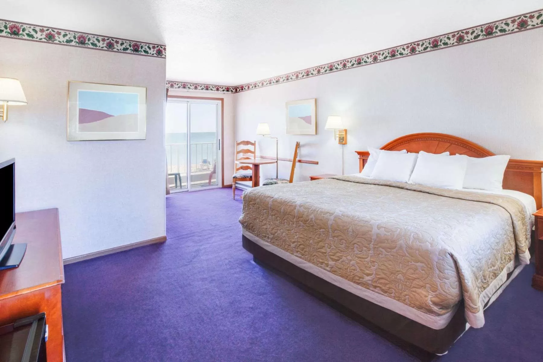 Lakefront Superior King Room - Non-Smoking in Super 8 Beachfront by Wyndham Mackinaw City, MI