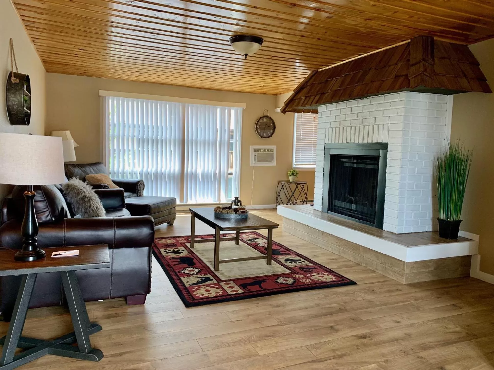 Queen Studio - Non Pet Friendly in Estes Mountain Inn