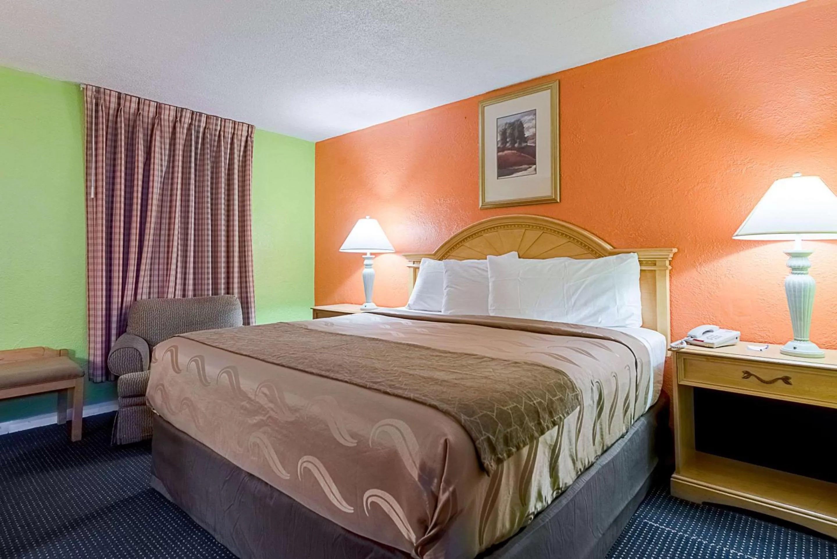 King Room - Non-Smoking in Highway Inn