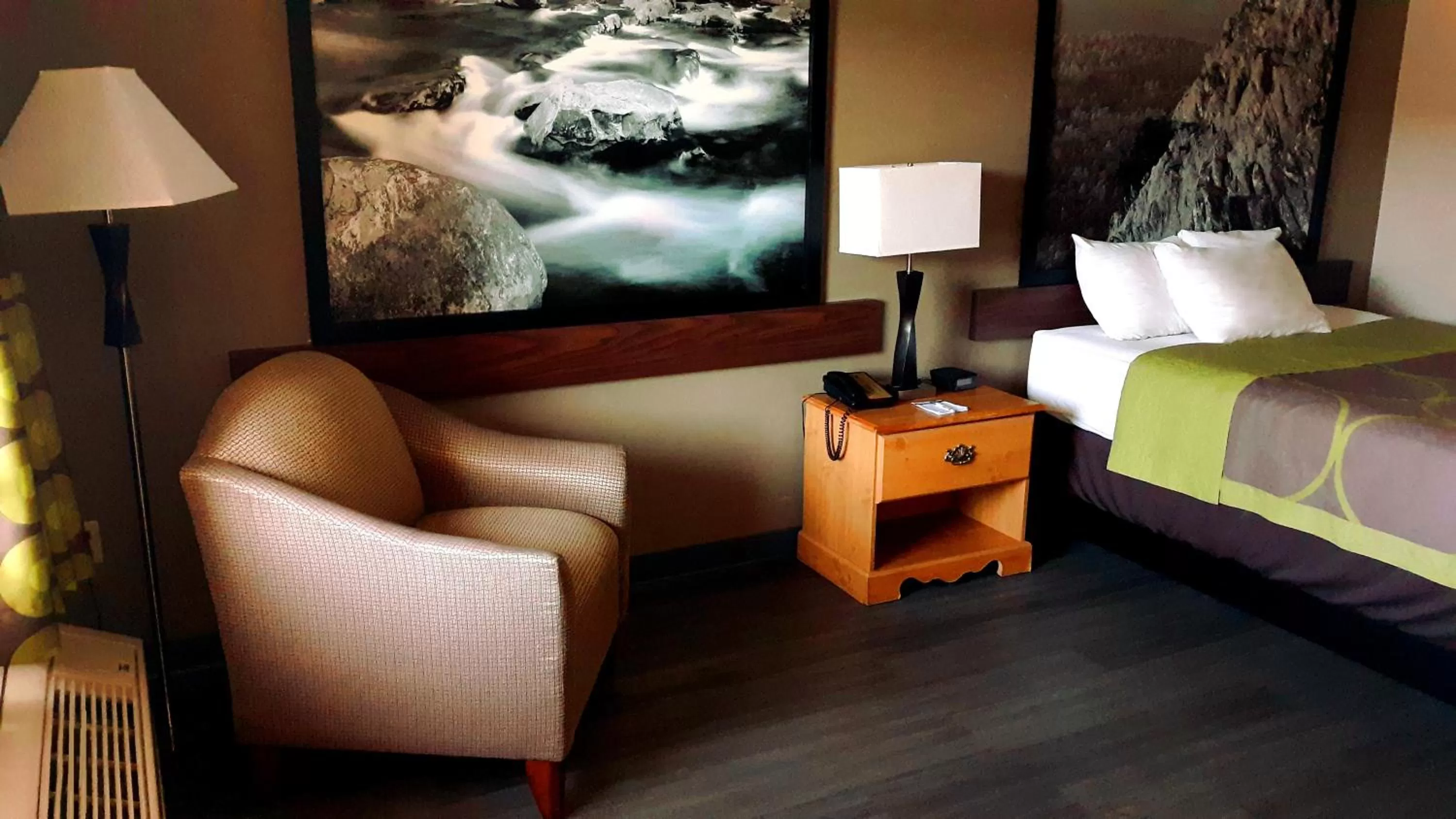 Queen Room - Non-Smoking in Super 8 by Wyndham Fort Chiswell Wytheville Area