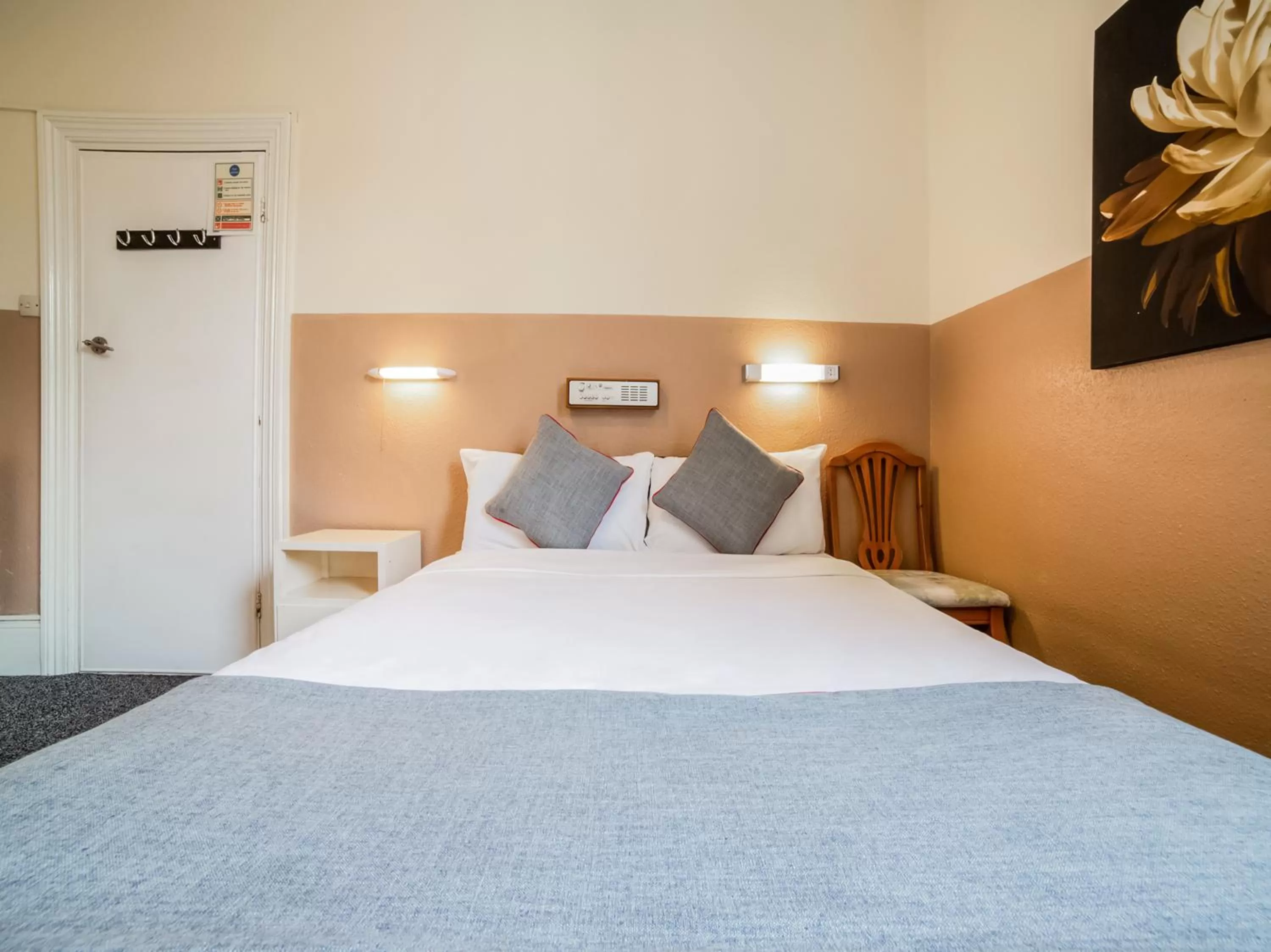 Standard Double Room with Shared Bathroom in Devine Beach Hotel, Westcliff Southend-On-Sea