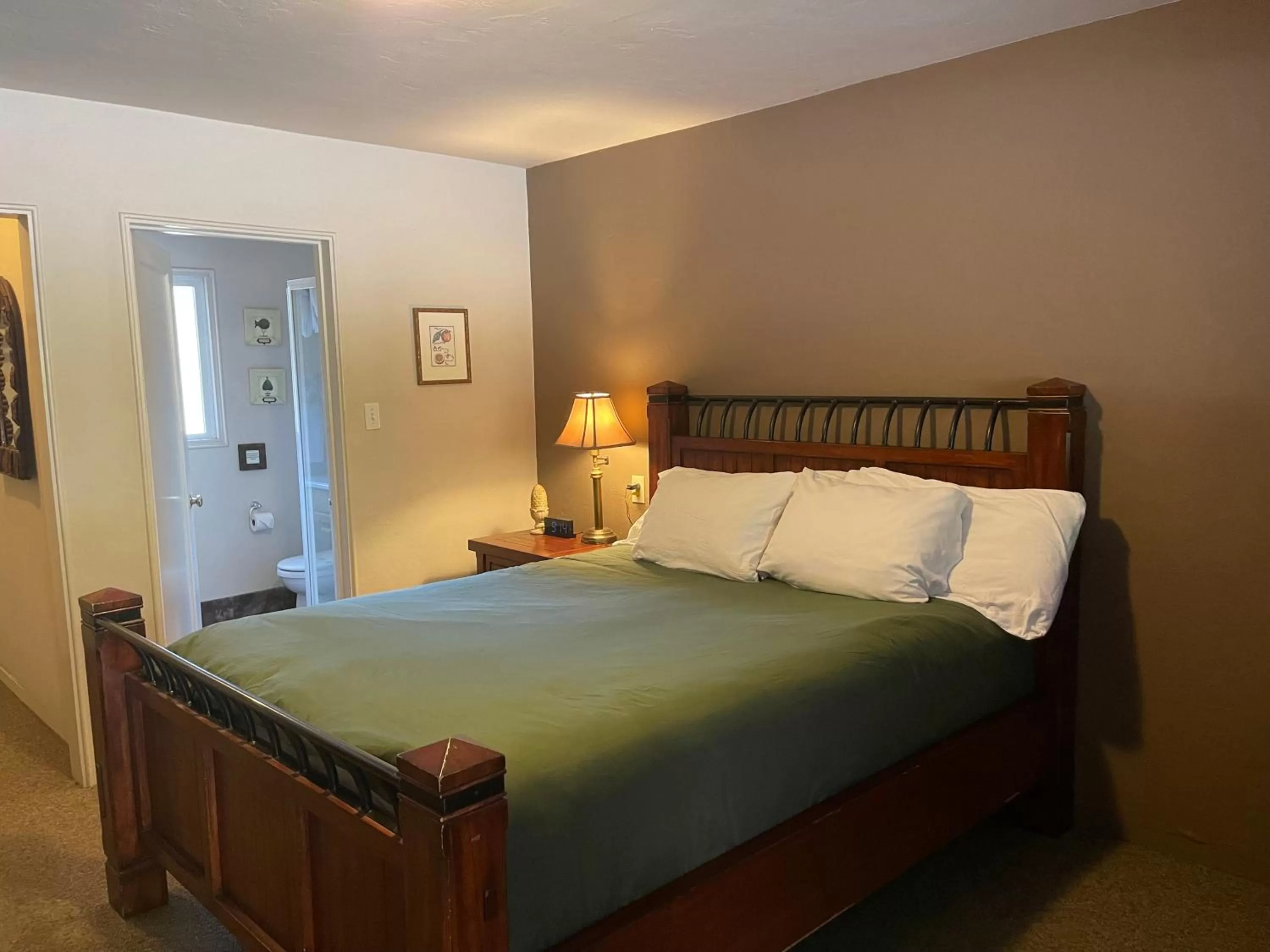 Queen Room in Sierra Woods Lodge