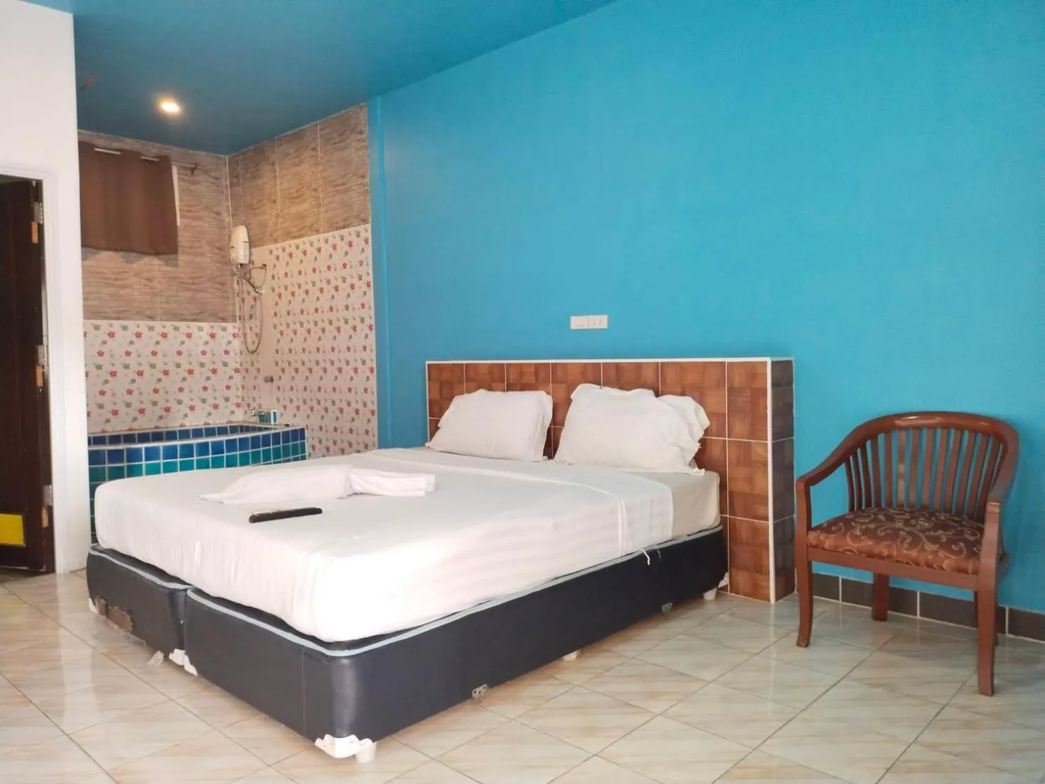 Deluxe Double Room with Bath in Baan Kaew Ruen Kwan