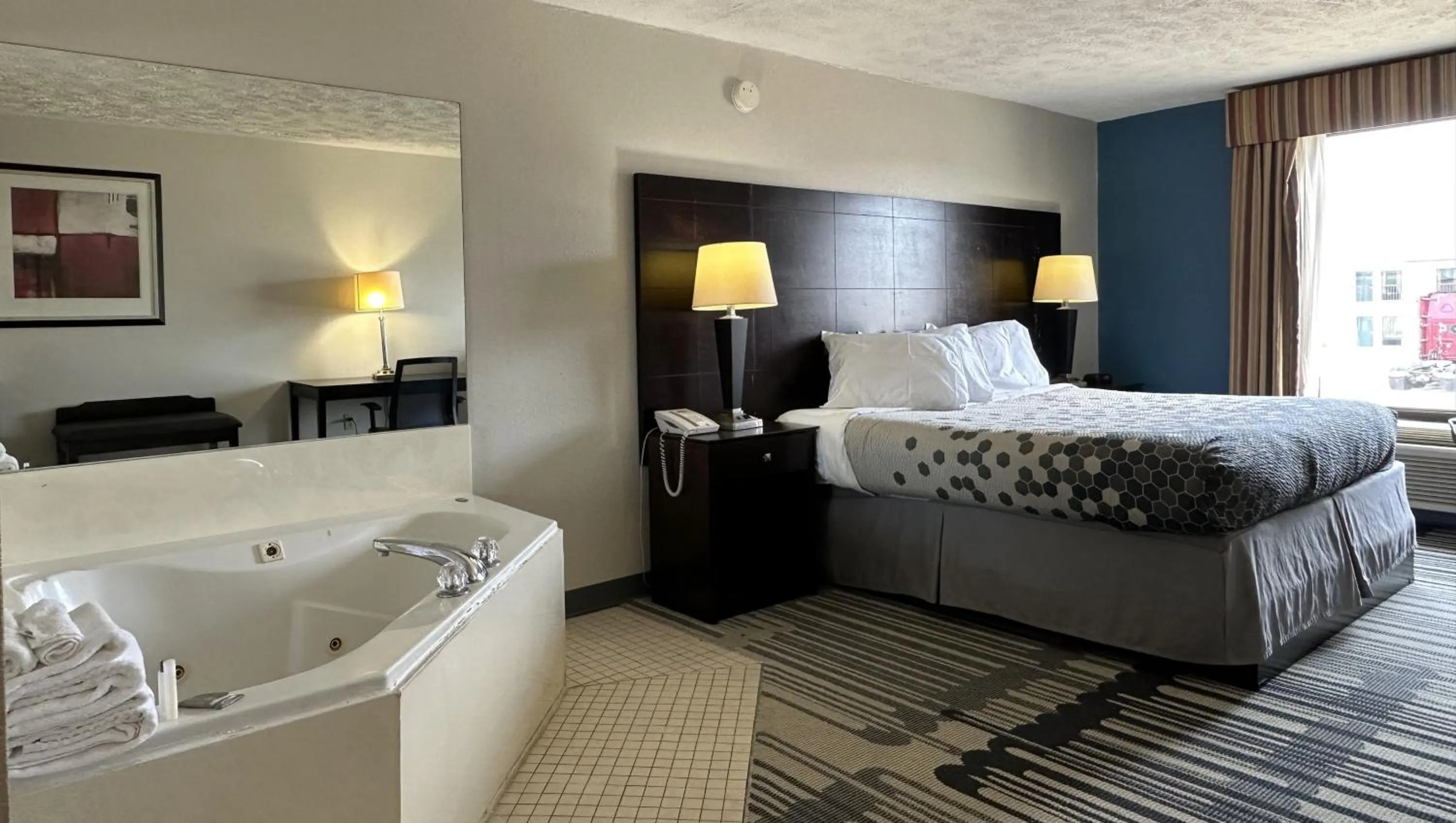 King Room with Spa Bath in Super Inn & Suites Philadelphia