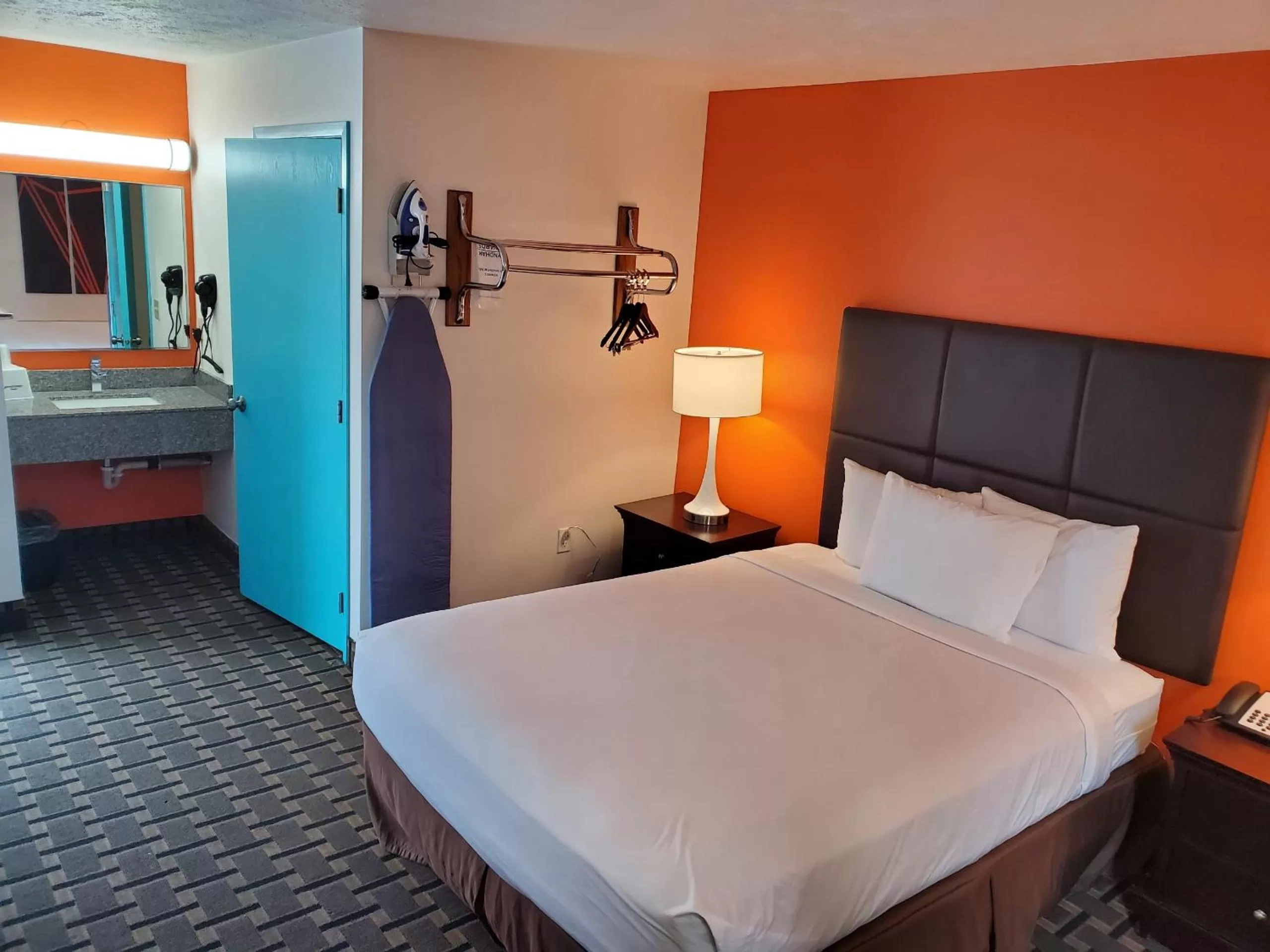Deluxe Queen Room - Non-Smoking in Howard Johnson by Wyndham Spokane