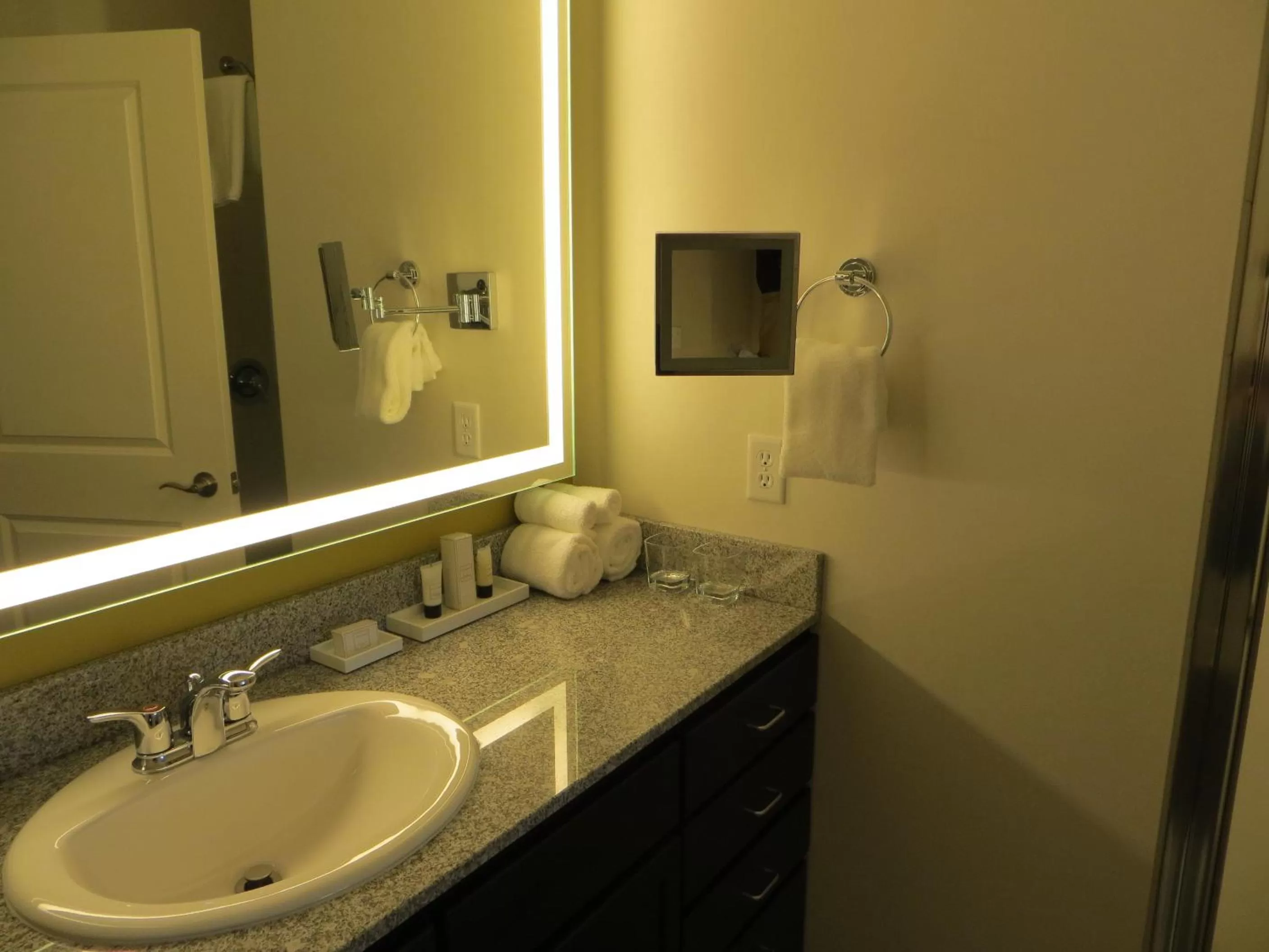 Junior King Suite - Accessible in The Alexander