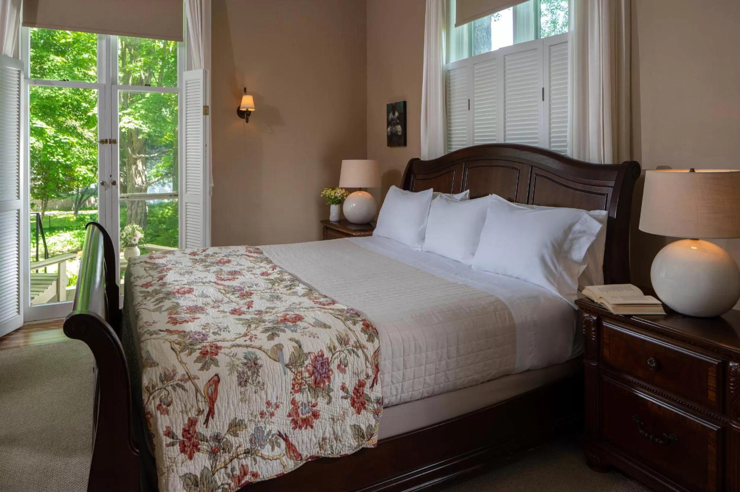 Deluxe King Suite in Landmark Inn