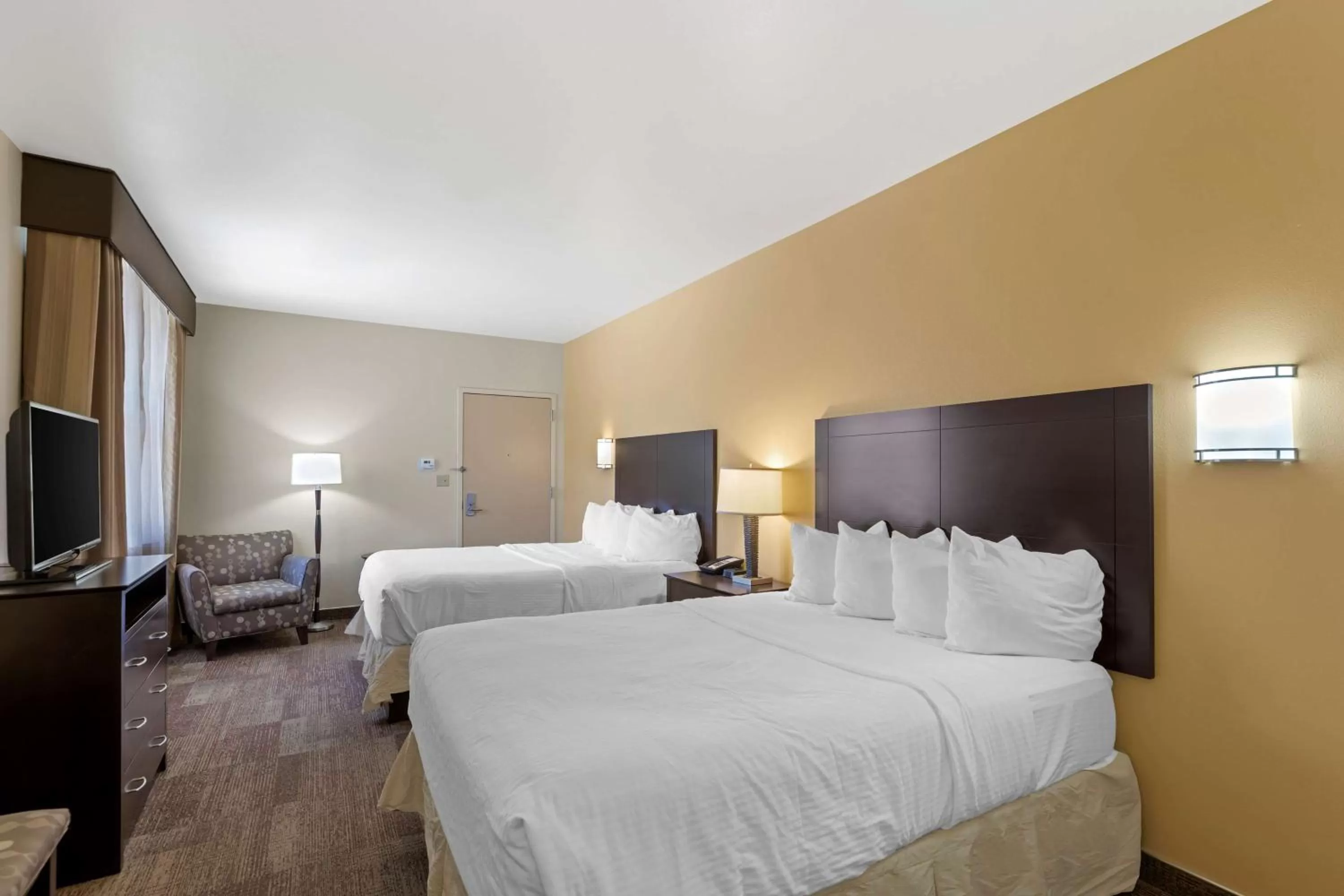 Queen Room with Two Queen Beds - Interior Hall in Best Western Pioneer