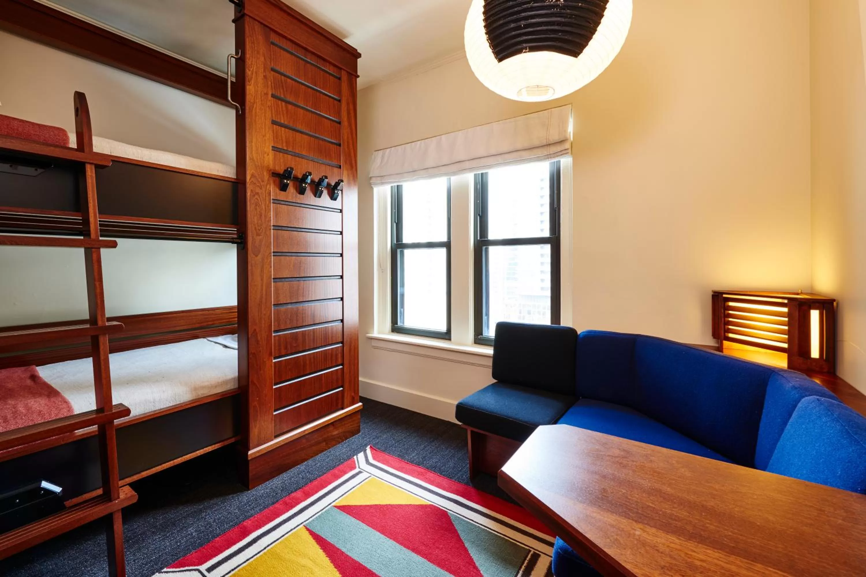 Bed in Quad in Freehand Chicago