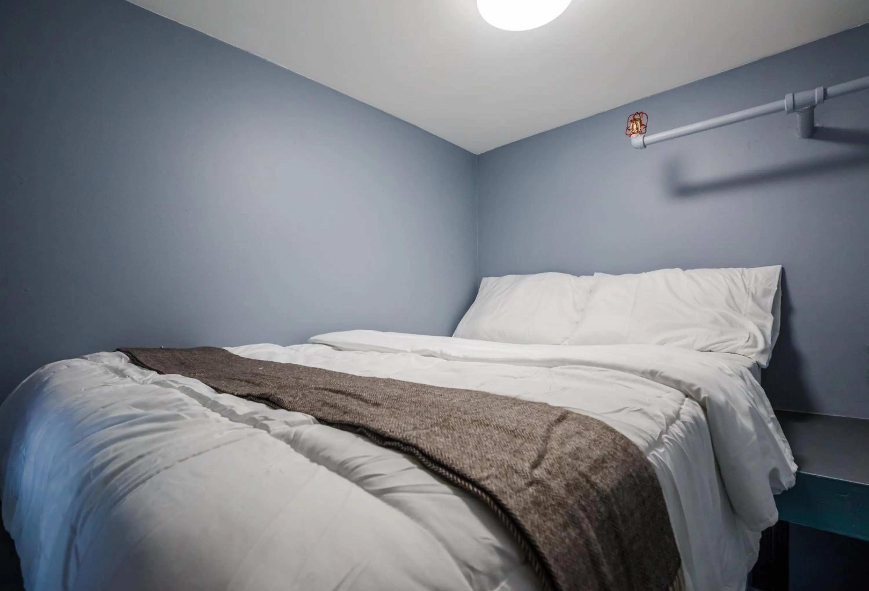 Double Room with Shared Bathroom - single occupancy in Lamartine Chelsea