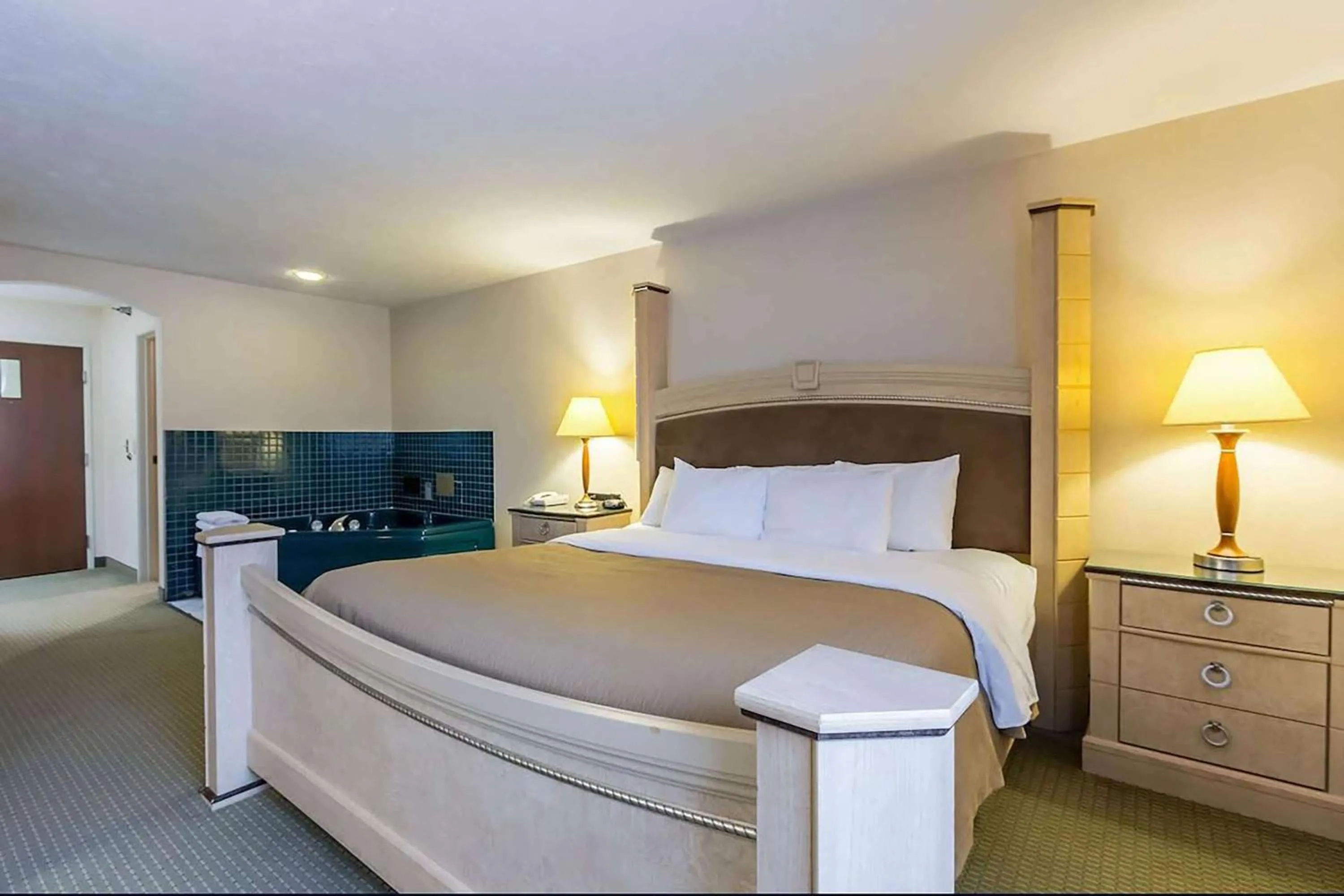 Deluxe King Suite - Non-Smoking in Baymont by Wyndham Omaha SW