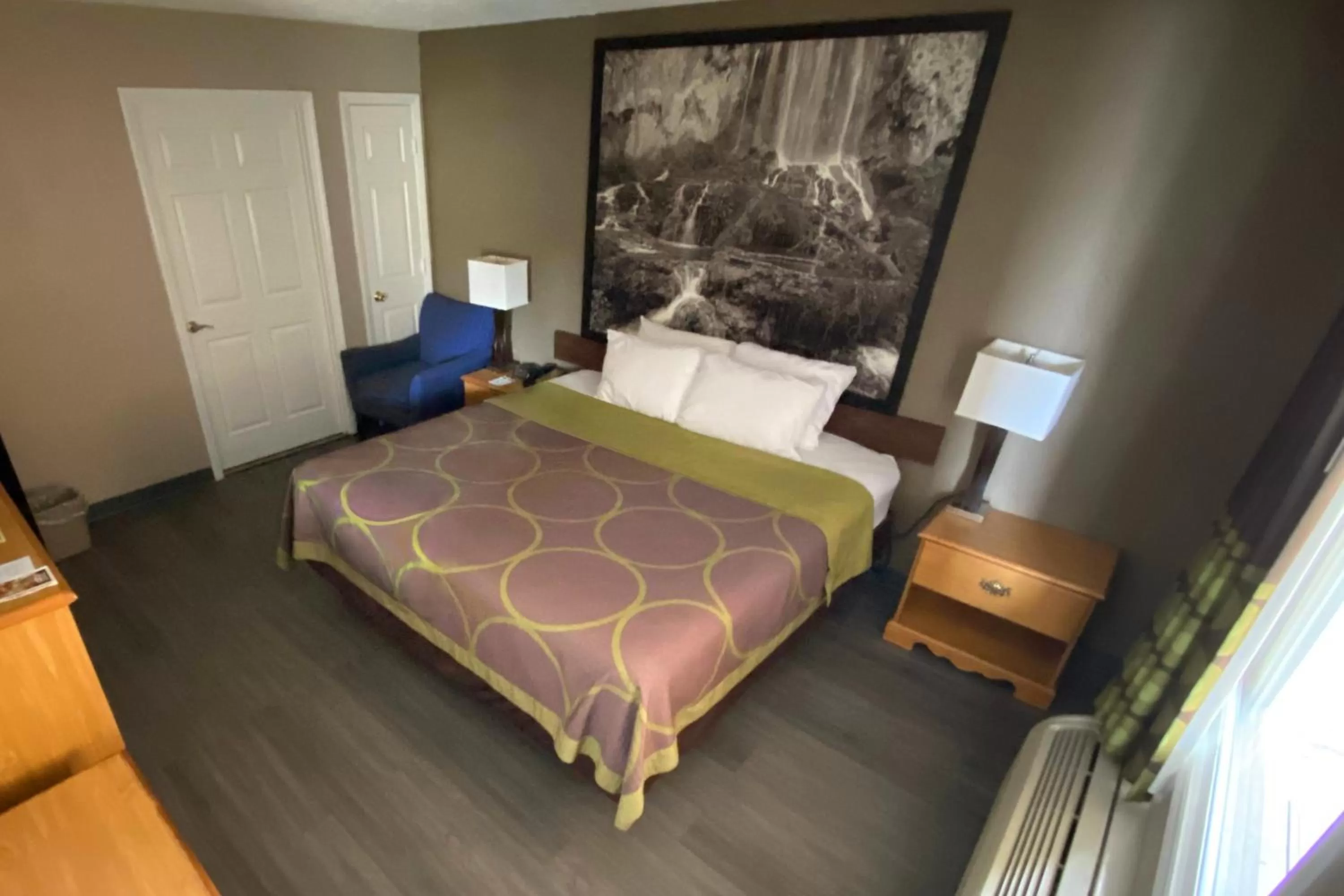 King Room - Mobility Access/Non-Smoking in Super 8 by Wyndham Fort Chiswell Wytheville Area