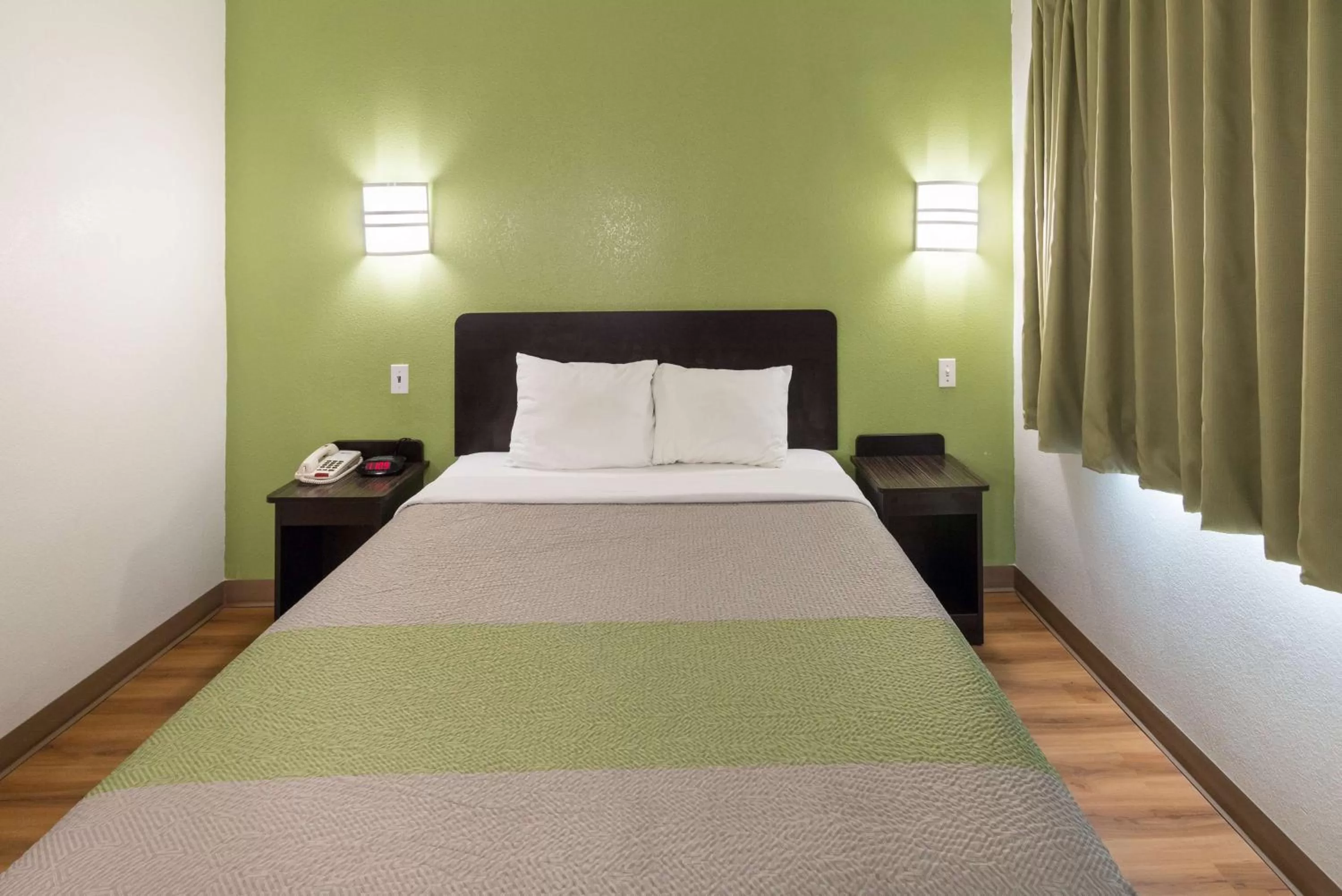 Queen Room - single occupancy - Disability Access - Roll in Shower in Motel 6-Hillsboro, TX