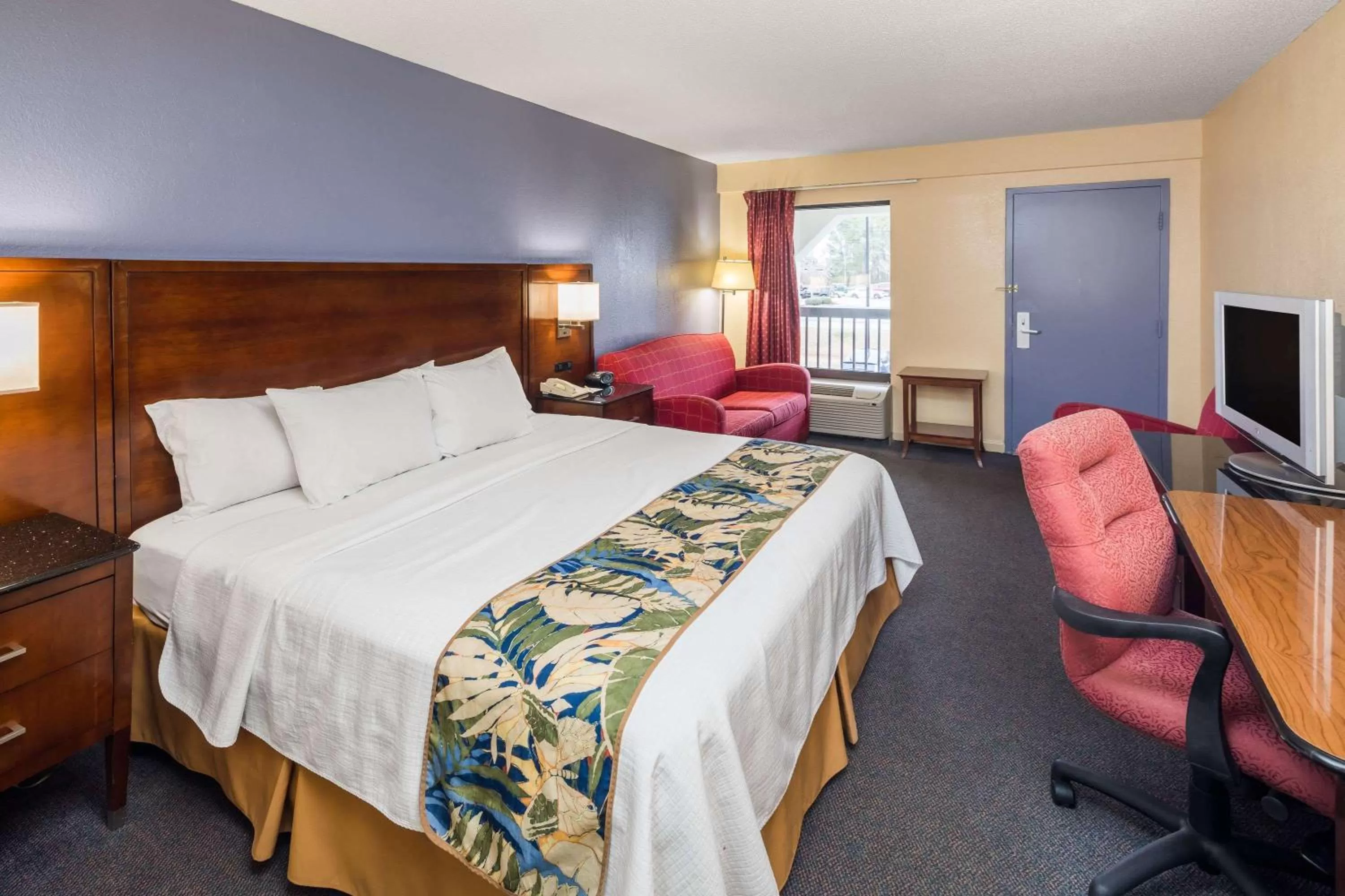 Deluxe King Room -Smoking in Days Inn by Wyndham Walterboro