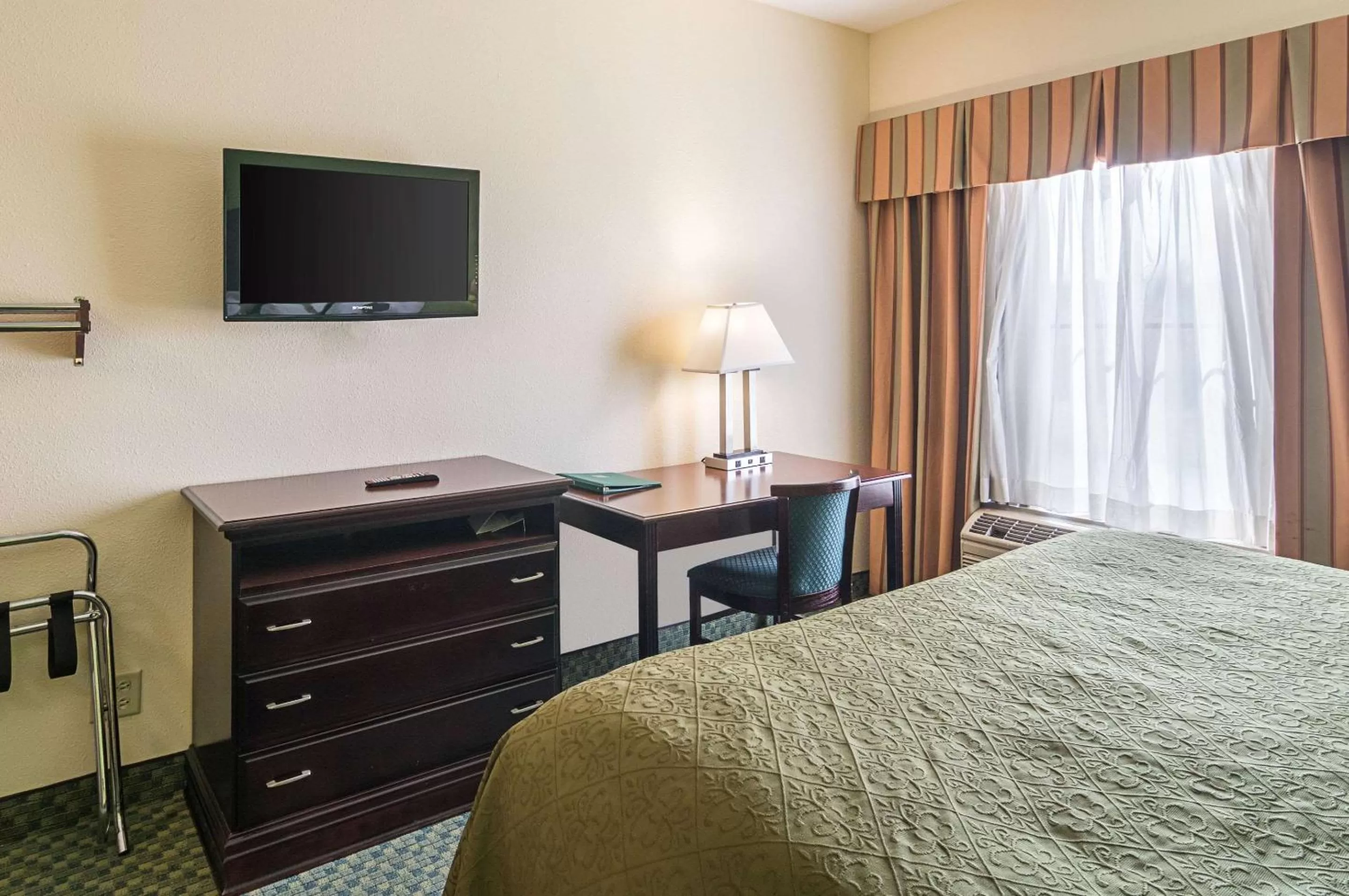 King Suite - Disability Access in Quality Inn & Suites Harvey - Chicago Southland
