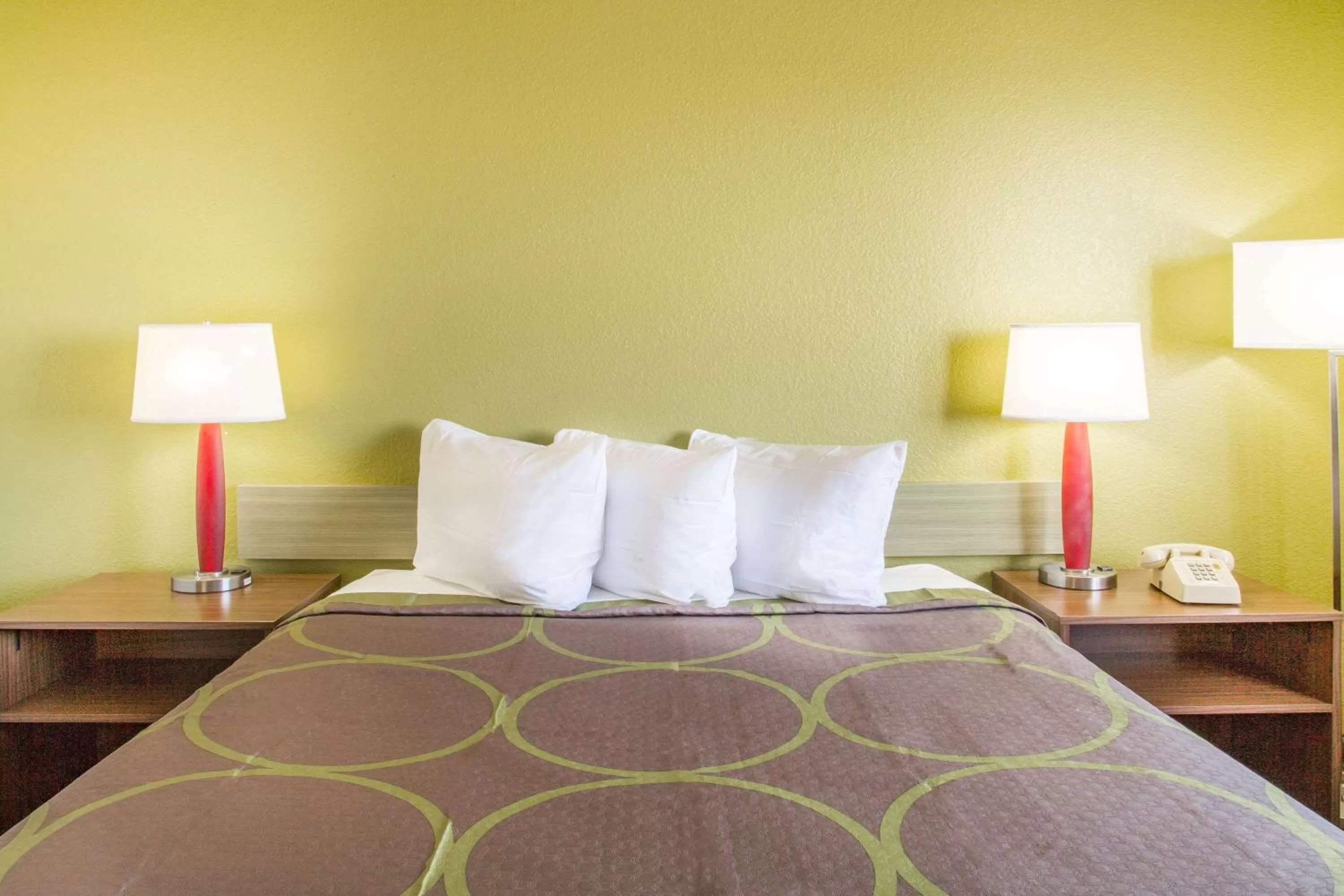 Queen Room - Non-Smoking in Super 8 by Wyndham Kingman