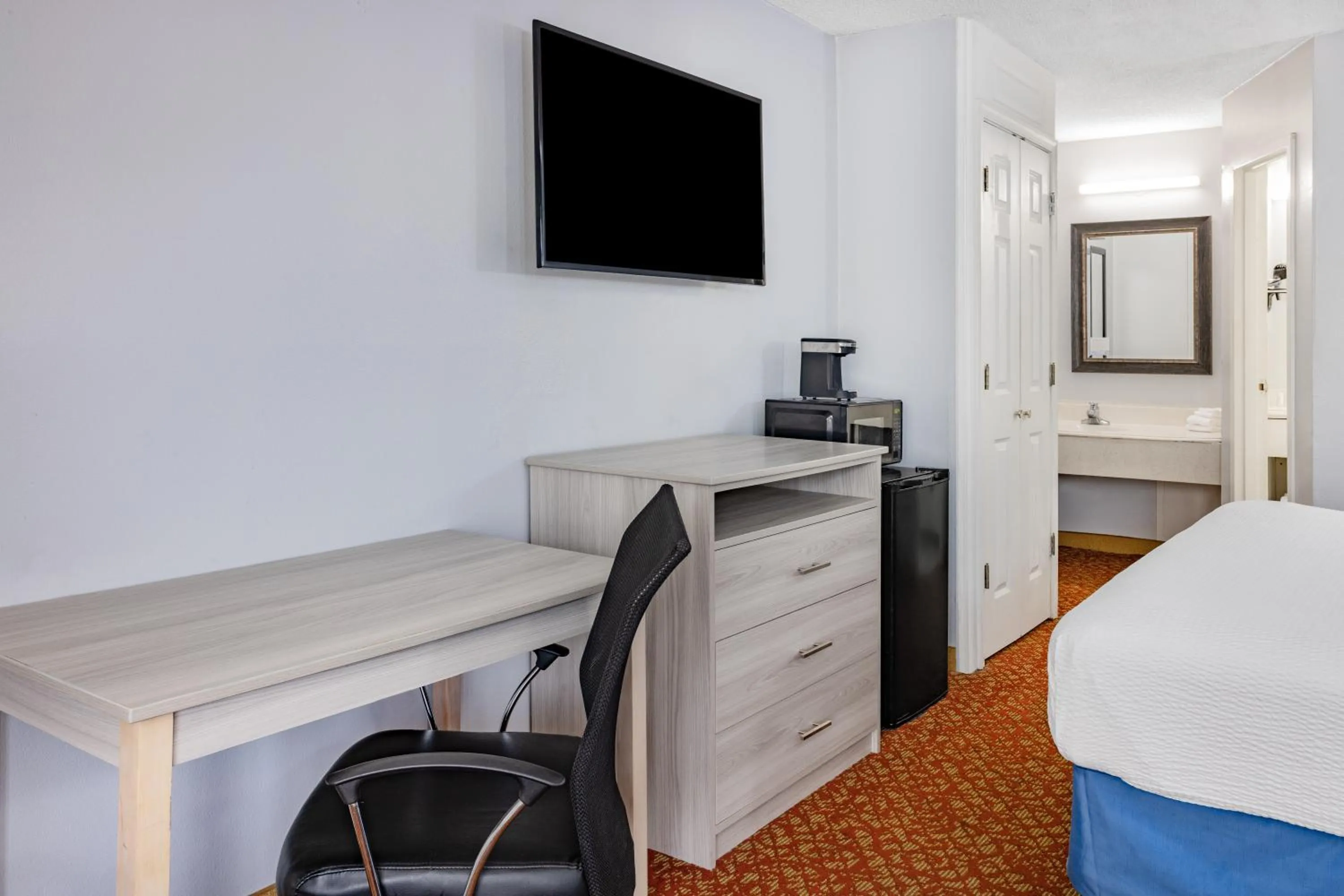 Queen Room - Mobility Access/Non-Smoking in Days Inn & Suites by Wyndham Colonial