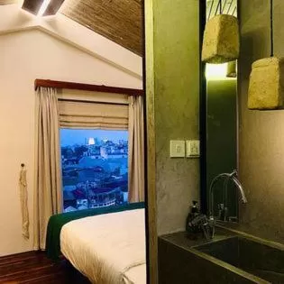 Sunny lake view in Concon house