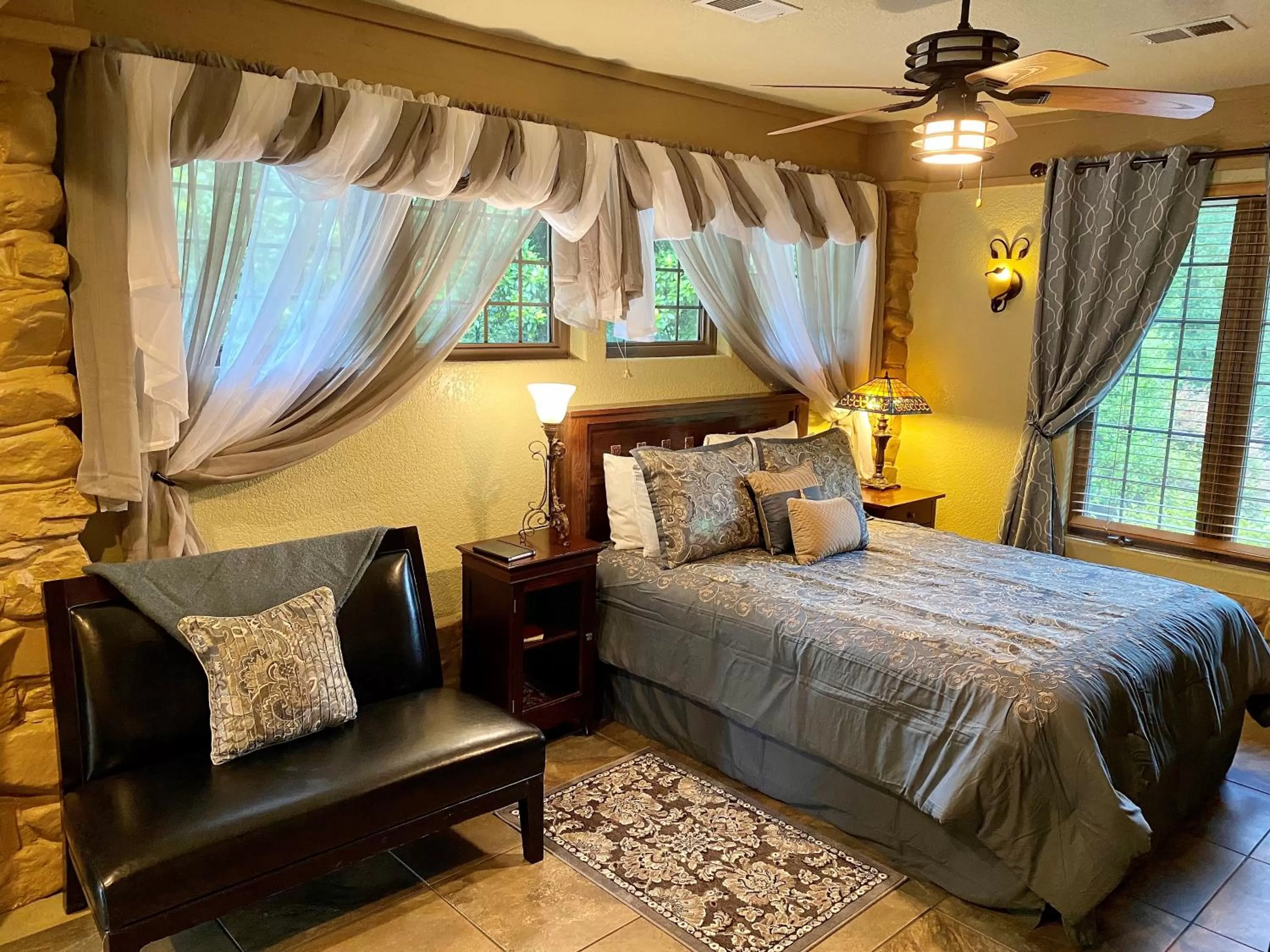 Standard Queen Room in Hilltop Manor B&B