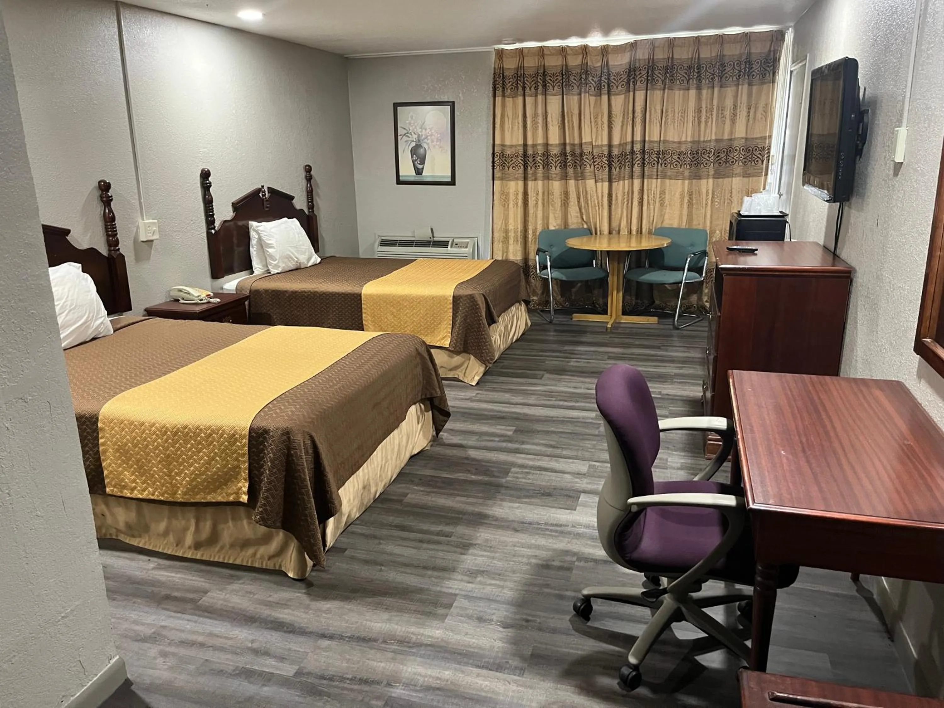 Double Room with Two Double Beds - Smoking in Mid Towne Inn & Suites