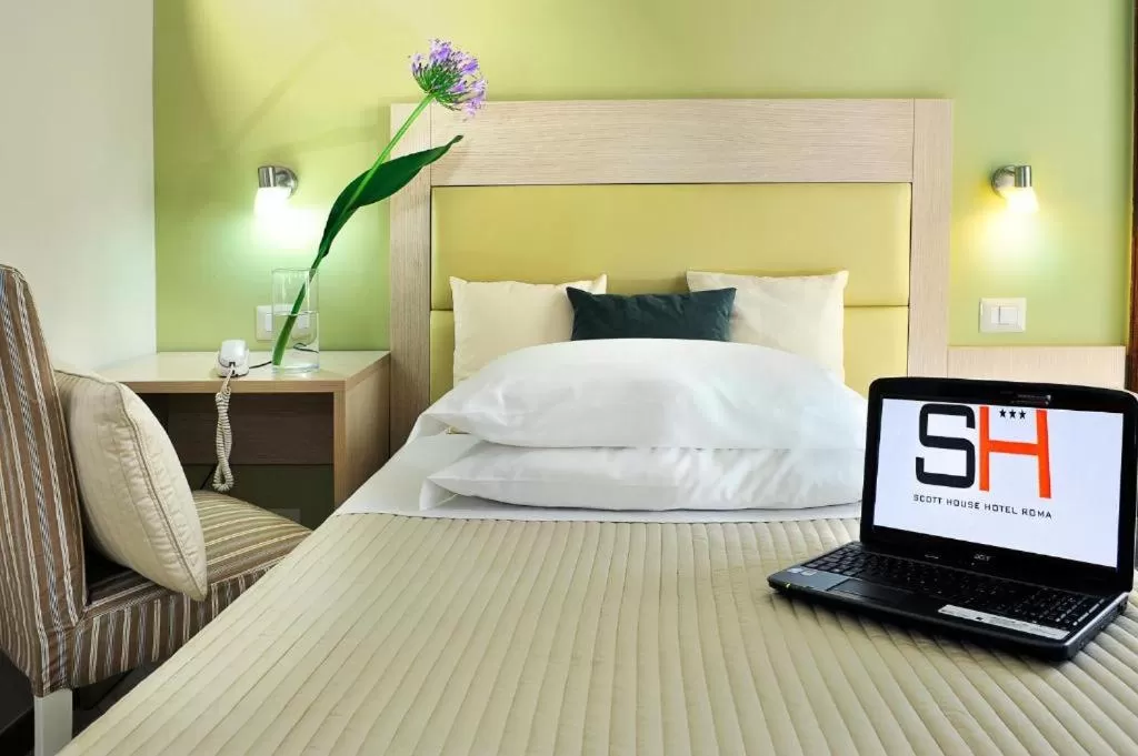 Double Room with French Bed in Hotel Scott House