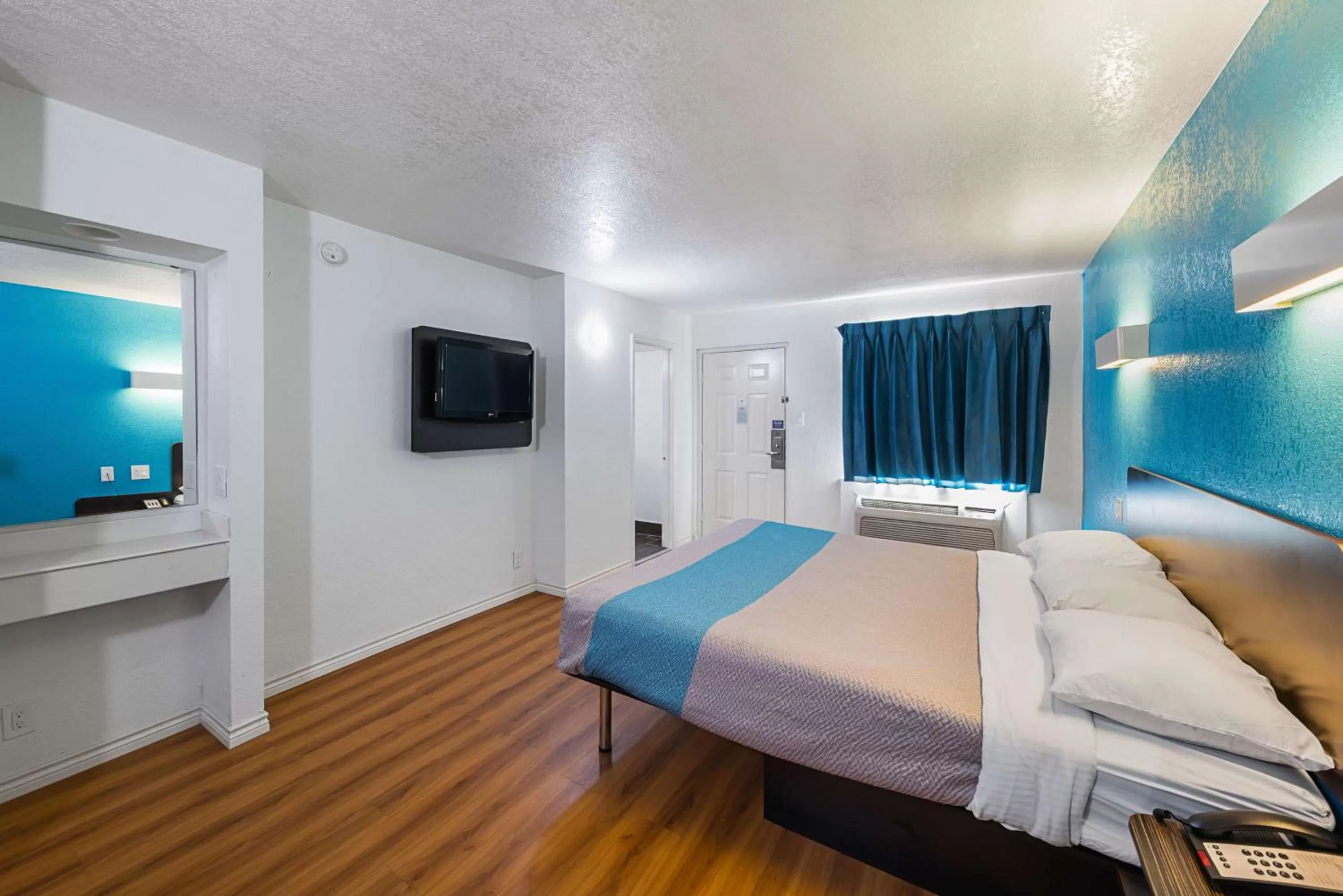 King Room - Non-Smoking in Motel 6-Grand Prairie, TX - Interstate 30