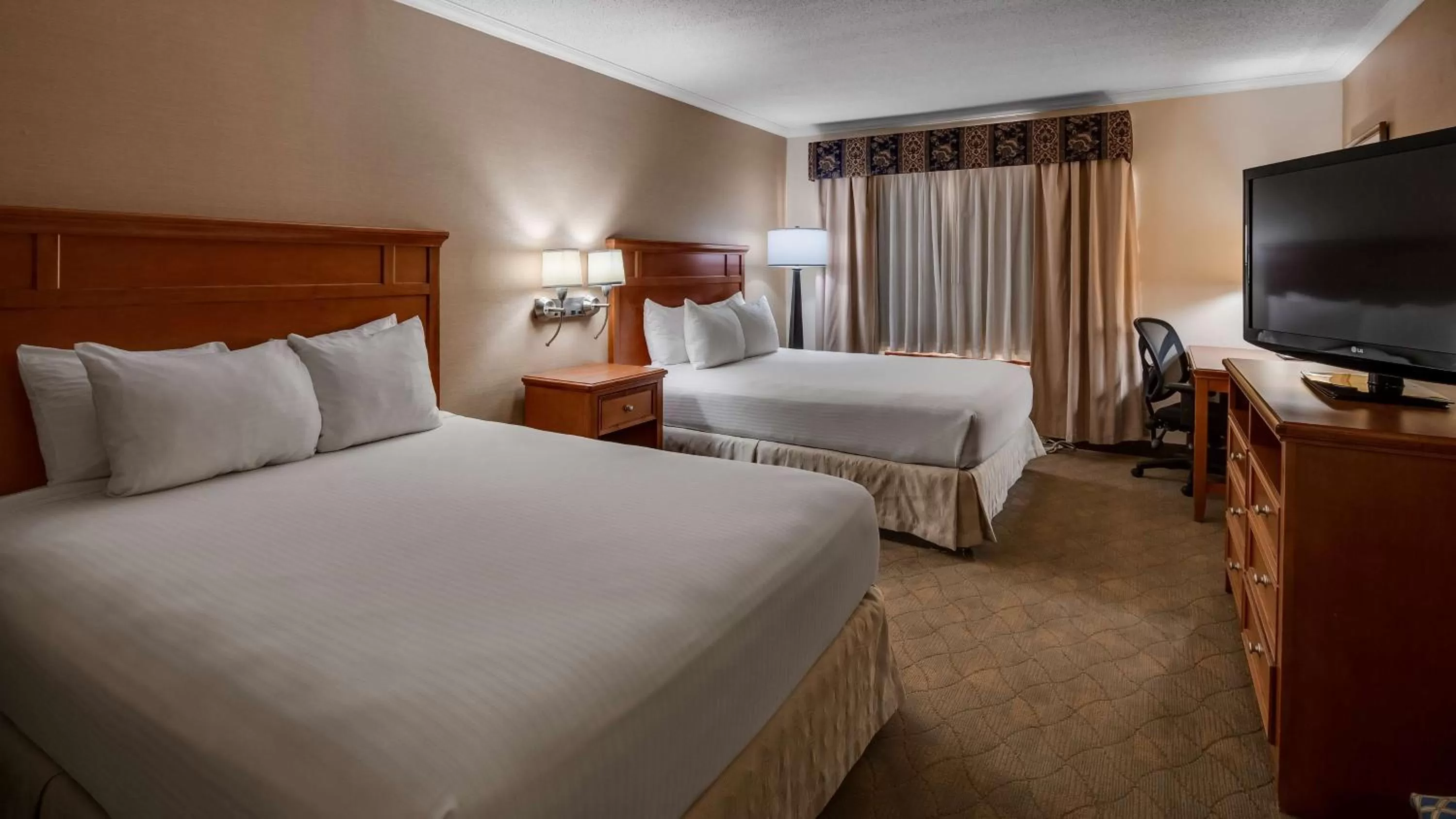 Queen Room with Two Queen Beds - Disability Access in Best Western Lapeer Inn