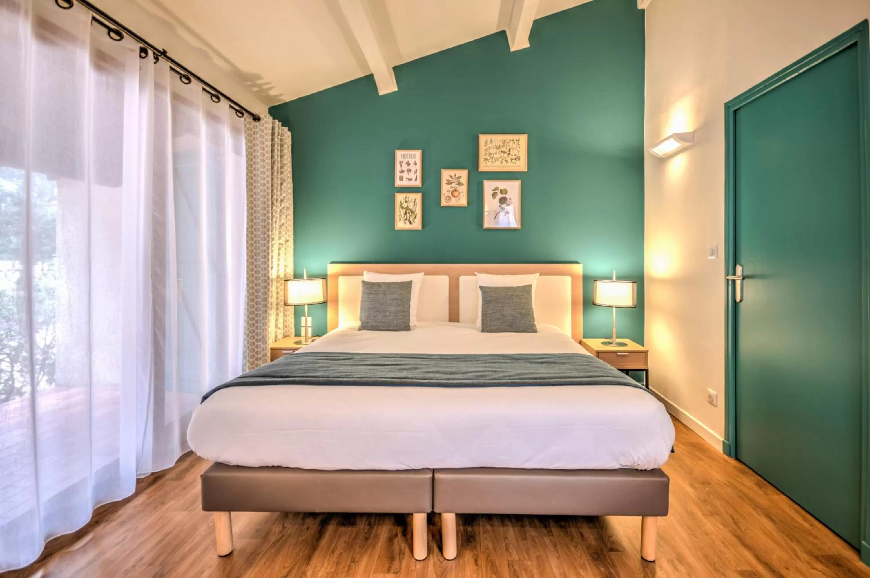 Large Family Room with Terrace in Best Western Domaine de Roquerousse