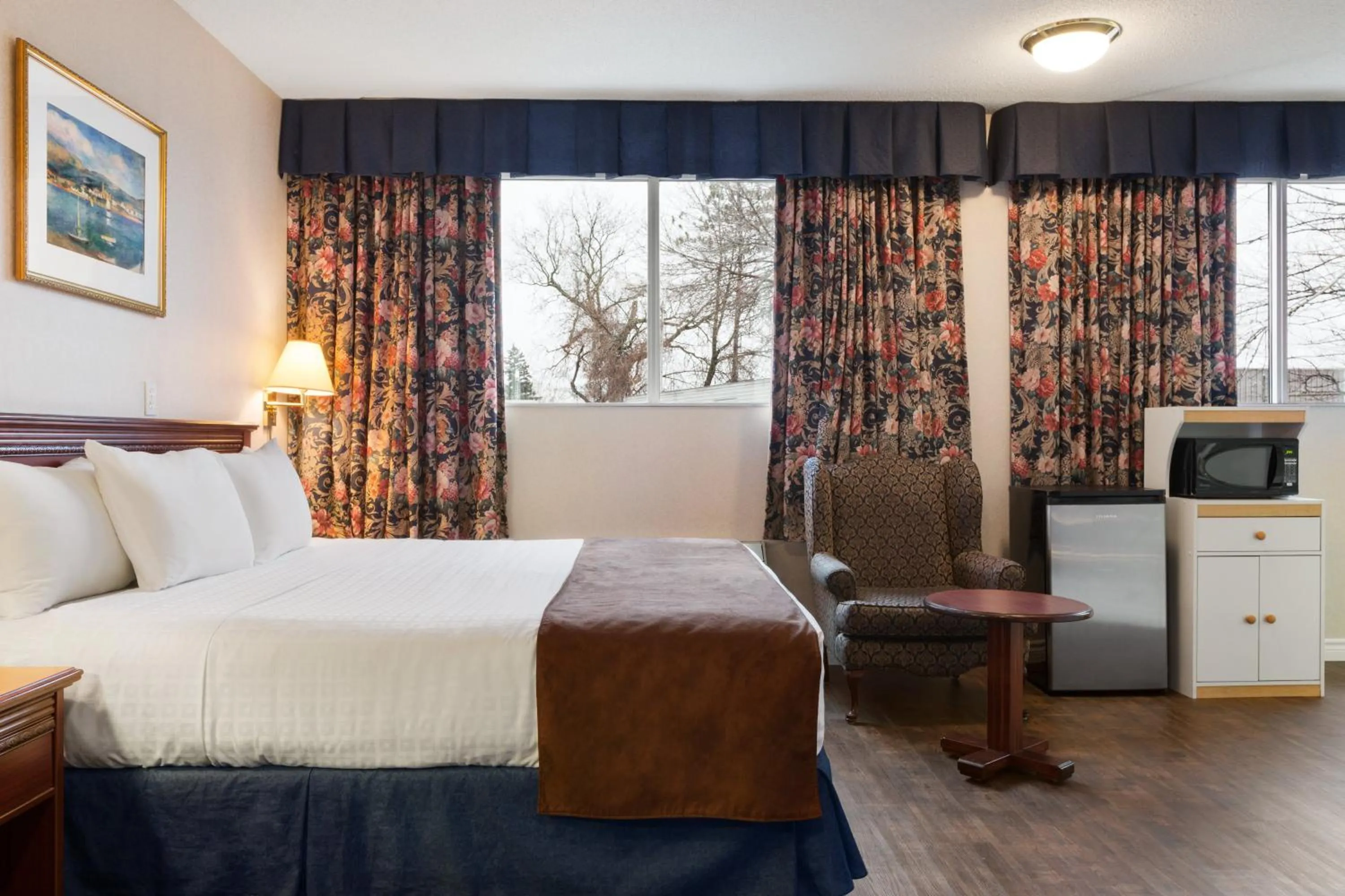 Studio King Suite - Non-Smoking in Days Inn by Wyndham Brockville