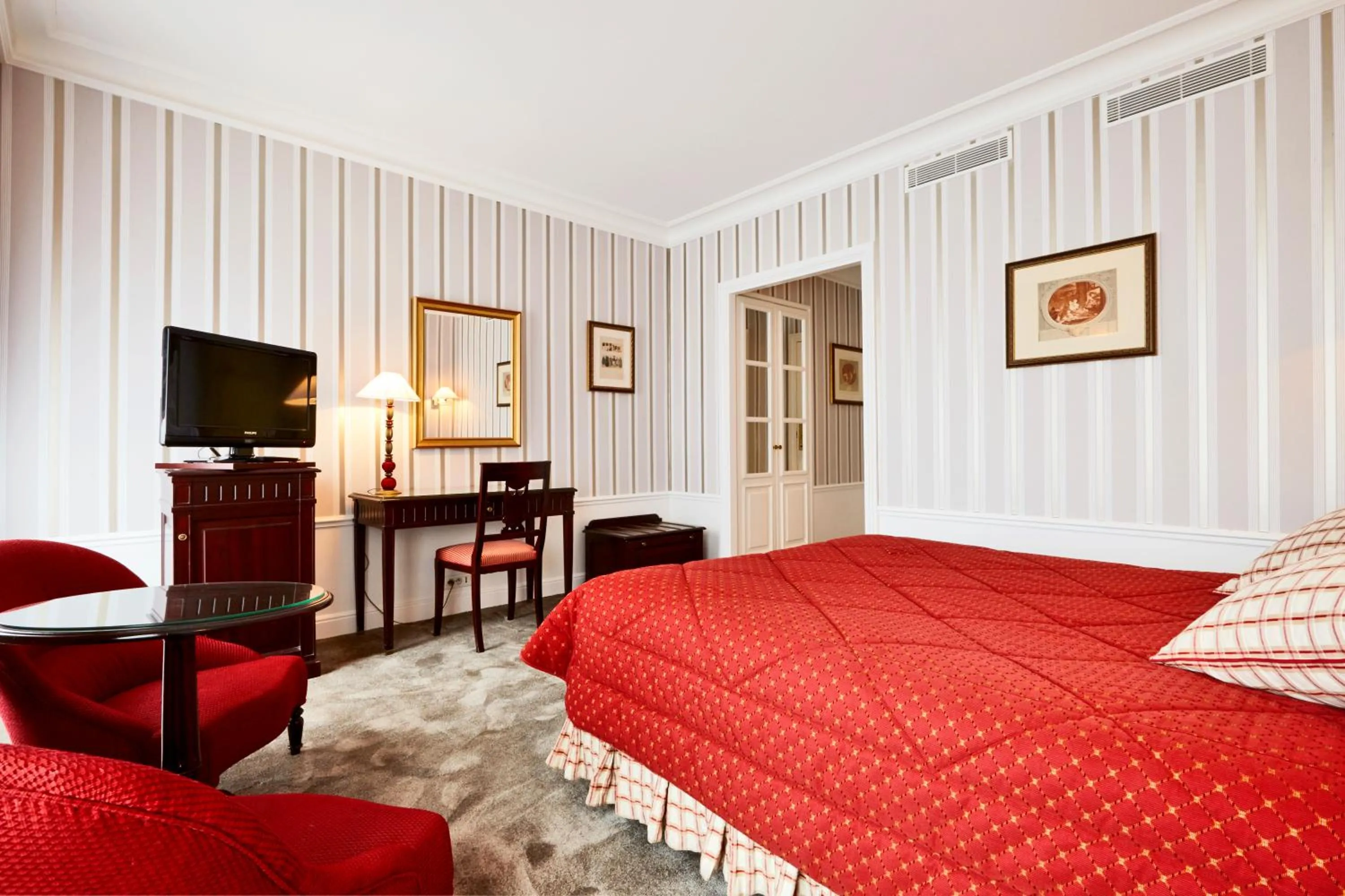 Superior Room in Golden Tulip Washington Opera