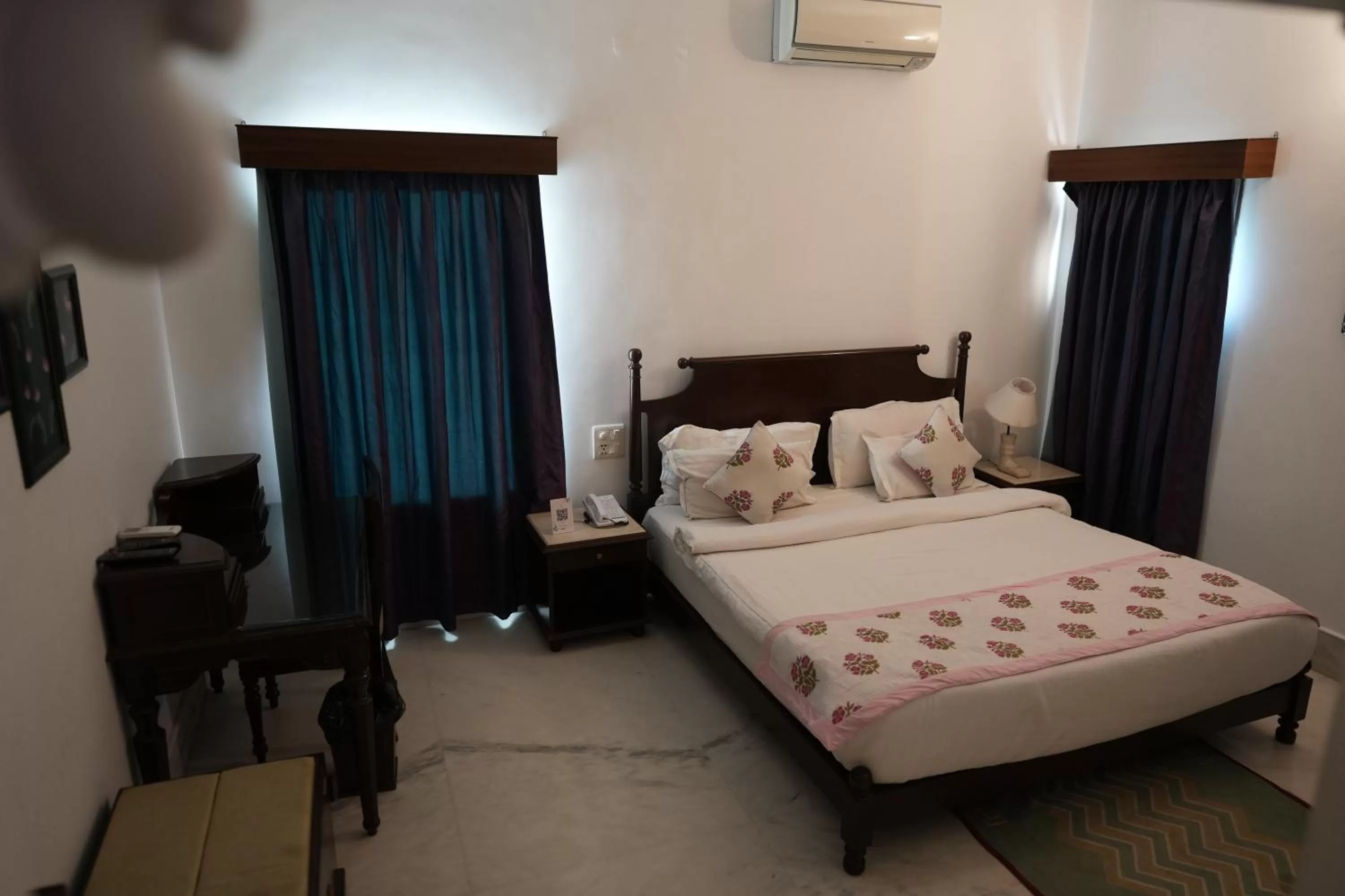 Standard Queen Room in Amar Kothi