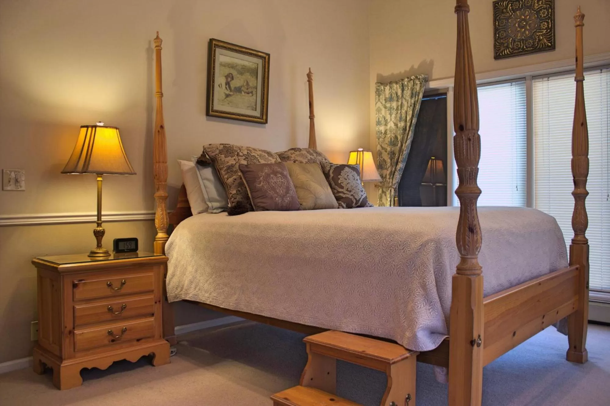 Queen Suite with Balcony in Black Bear Manor