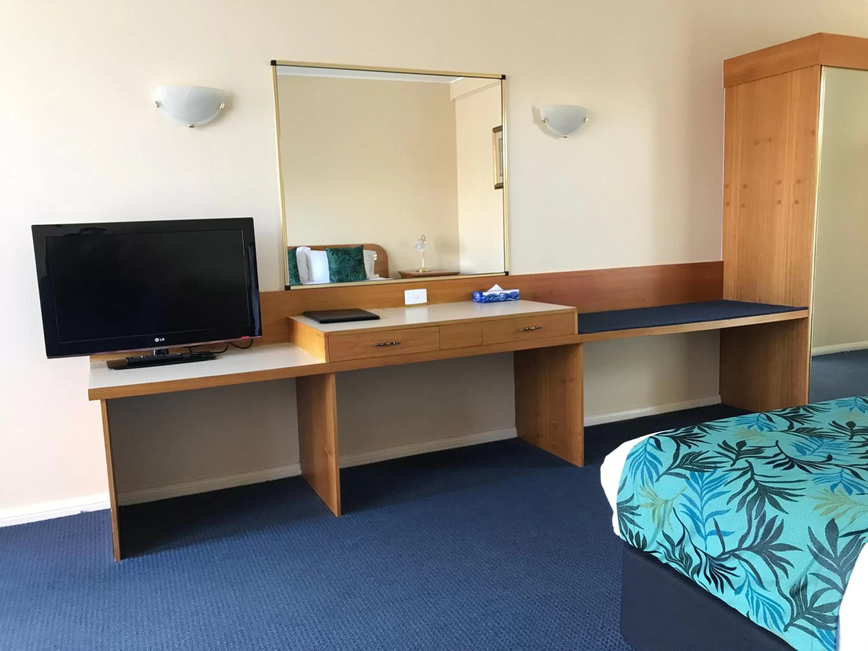 Deluxe Twin Room in Cascades Motor Inn